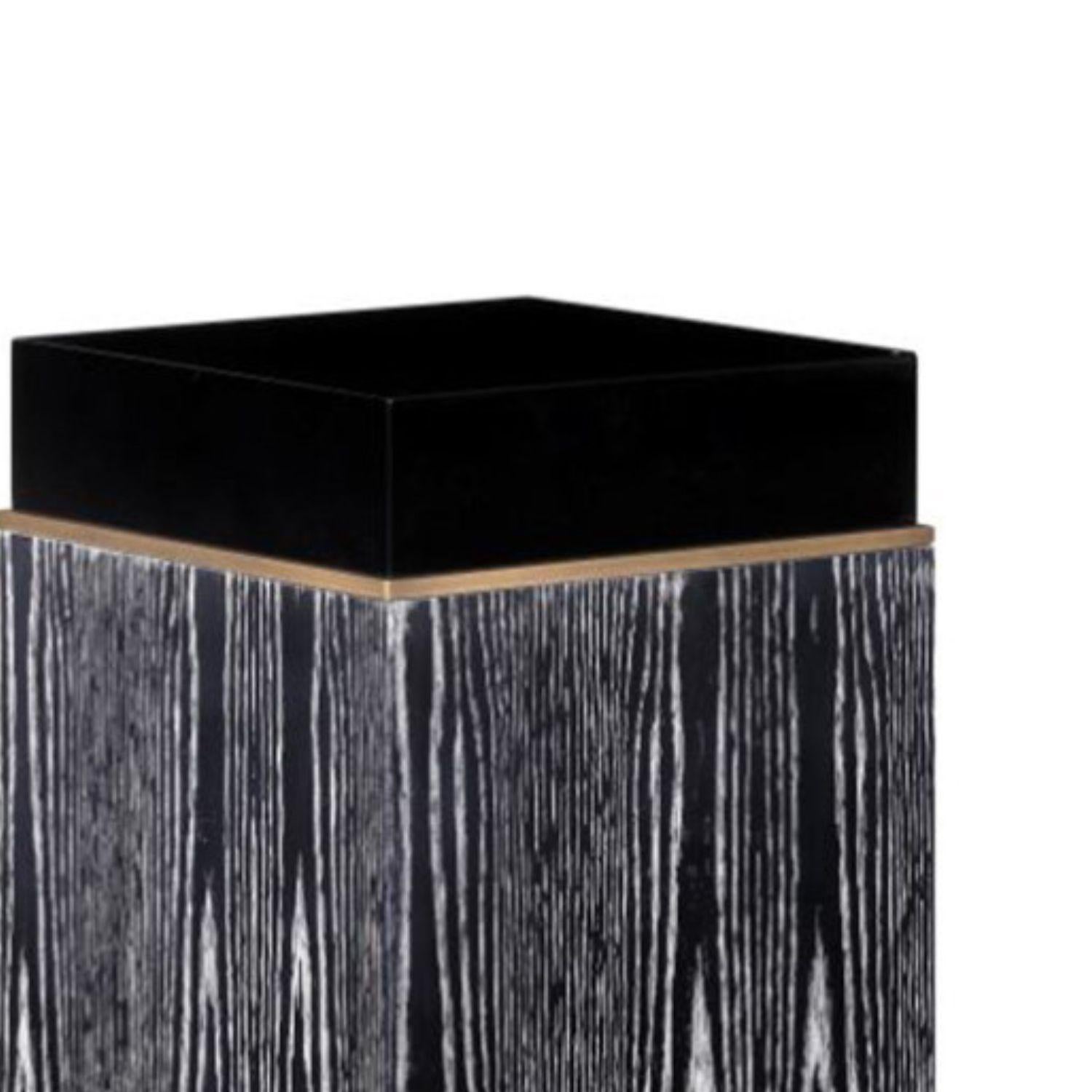Bloc piédestal, chêne chaulé et détails en laiton, fabriqué à la main au Portugal par Duistt

Le Block Pedestal est une pièce masculine forte composée de lignes épurées et permettant une variété de finitions. Le chêne noir chaulé crée un contraste