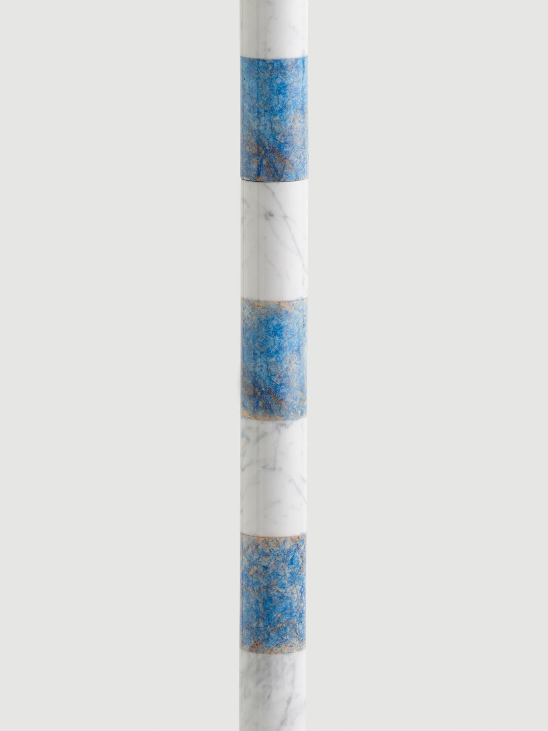 Lampadaire rare en marbre bleu et blanc du 21e siècle avec verre peint à la main en vente 1