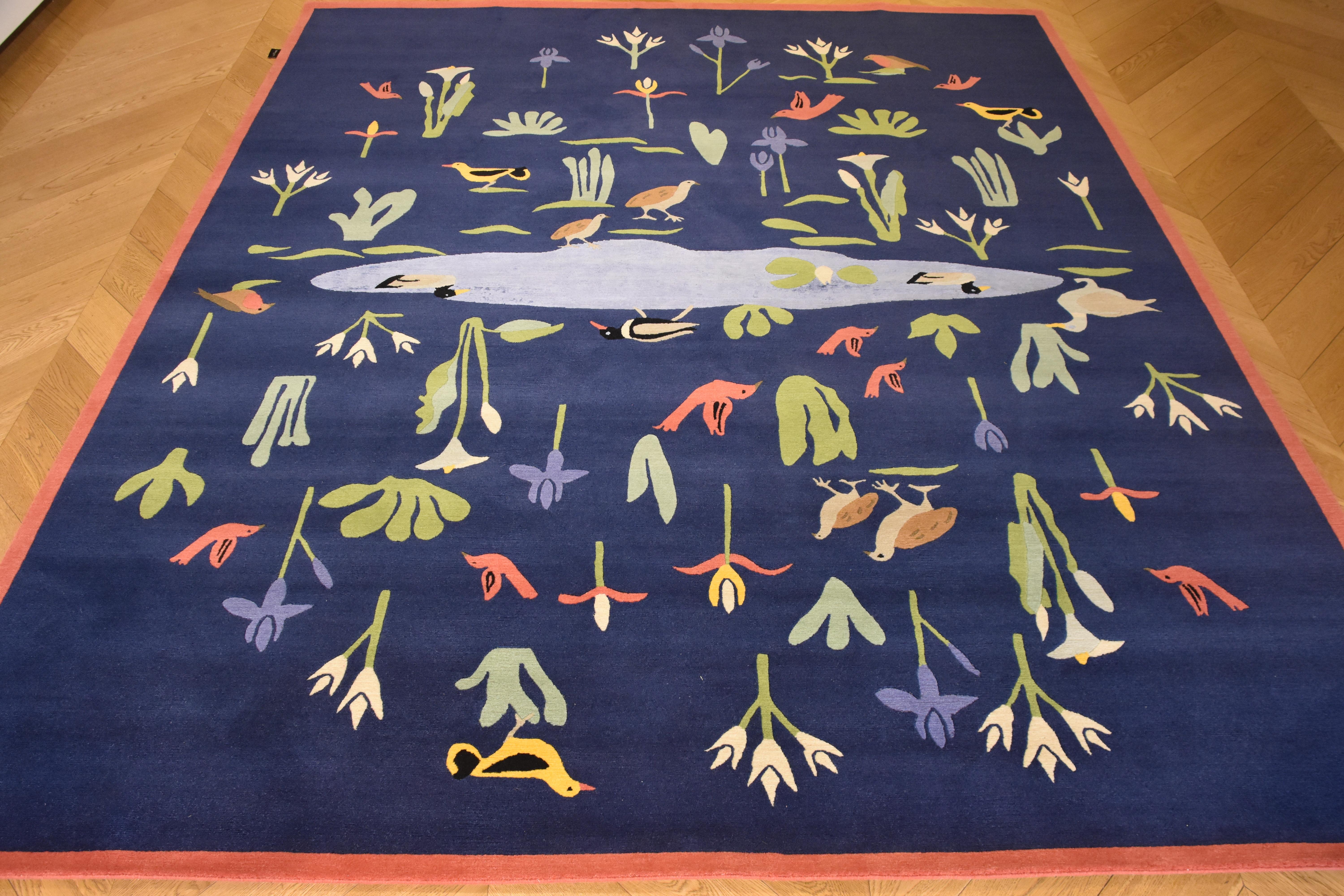 Dieser Teppich gehört zu einer Kollektion, die von Lide Burkhardt, einer profunden Kennerin der etruskischen Welt, entworfen wurde. Sie ließ sich davon zu 7 Teppichen inspirieren, die sich auf Fresken und Flachreliefs beziehen, die Aspekte der