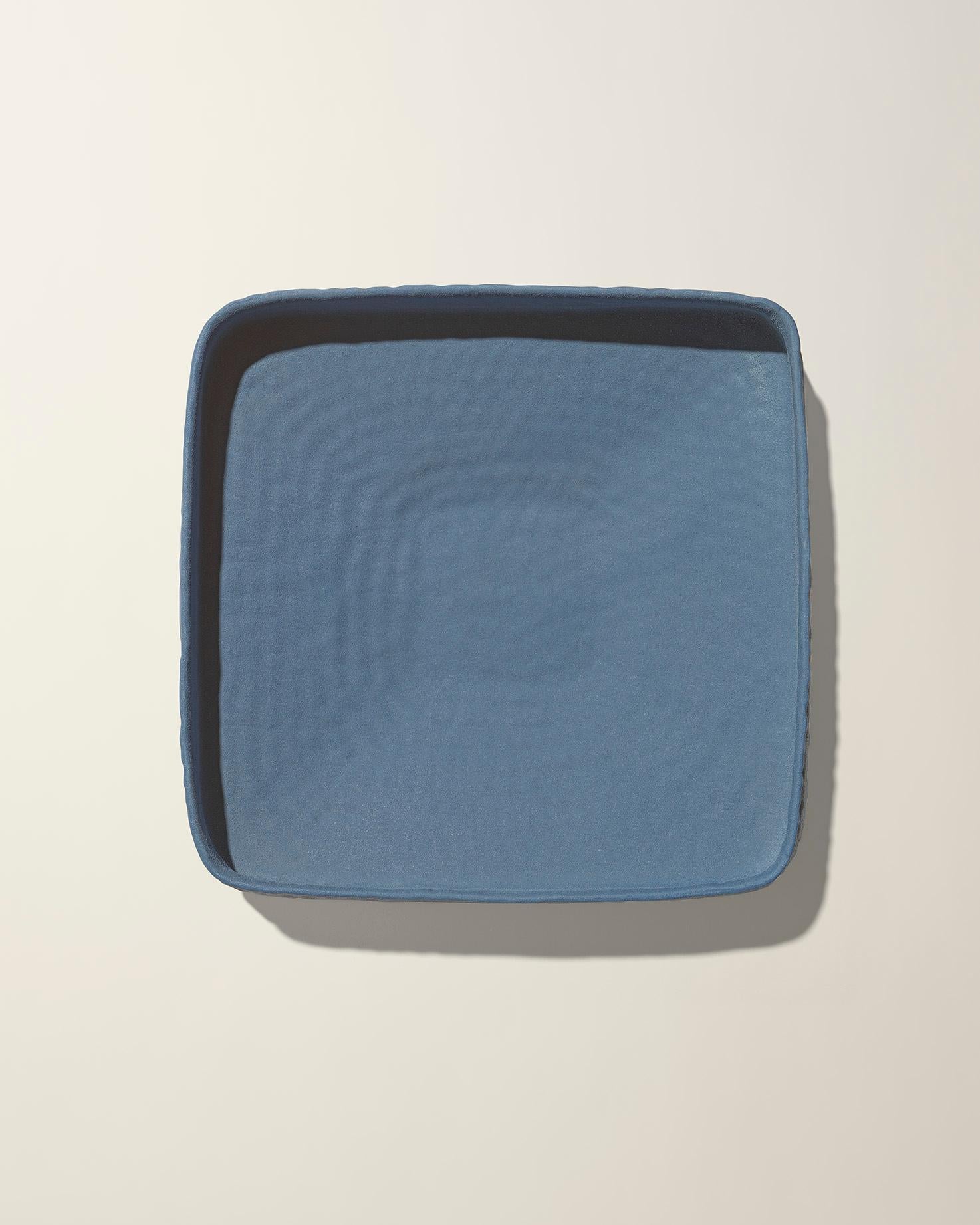 Diese in Italien hergestellte, niedrige, gehämmerte Schale in himmelblauer, matter Farbe wurde von Andrea Anastasio in der historischen Bottega Cercamica Gatti 1928 in Faenza, Italien, entworfen, die sich auf die Herstellung von Keramikkunst