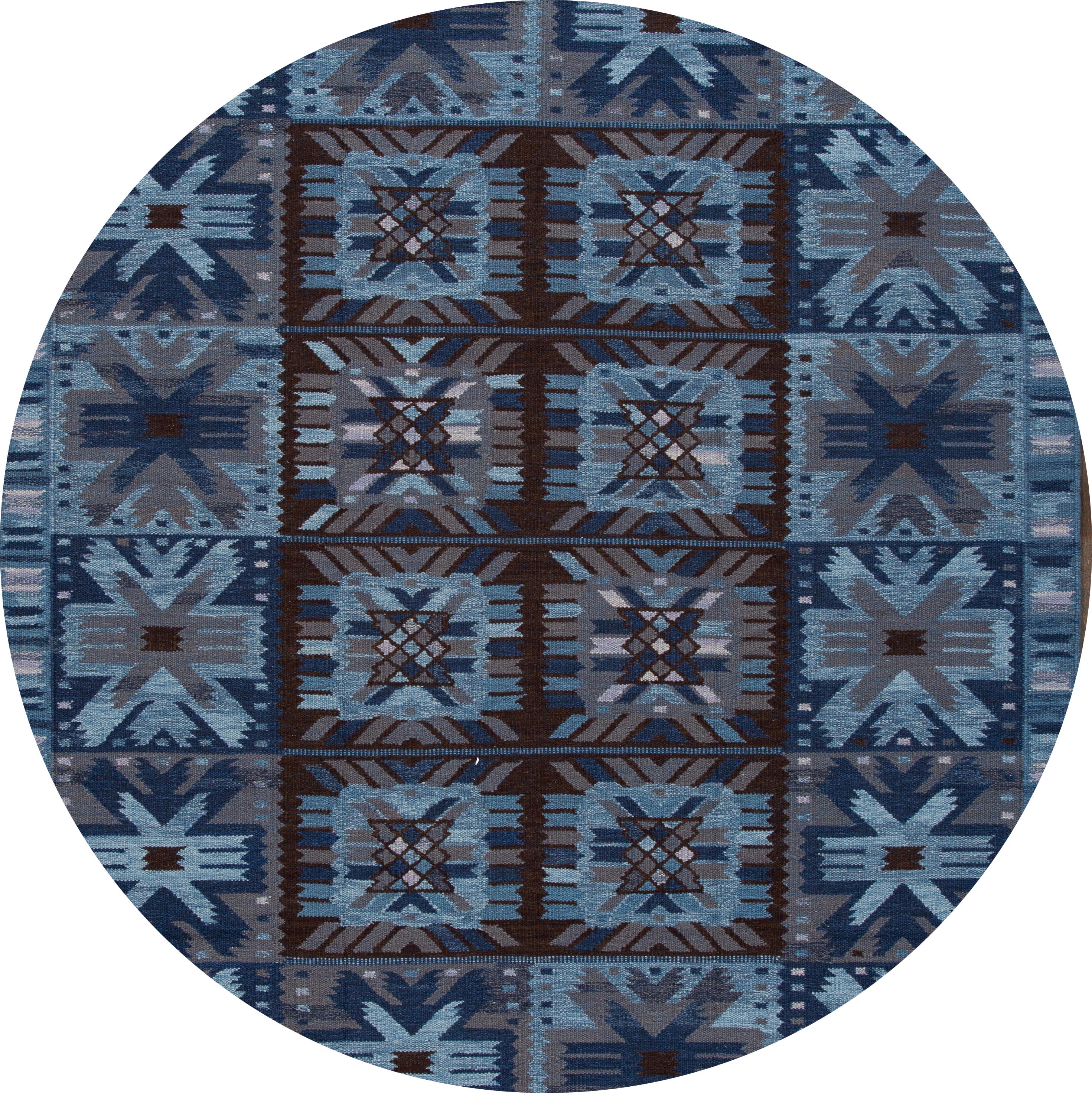 Bellissimo tappeto svedese moderno del XXI secolo in lana annodata a mano con campo blu, accenti marroni e grigi in un disegno geometrico all-over.

Questo tappeto misura: 9'5