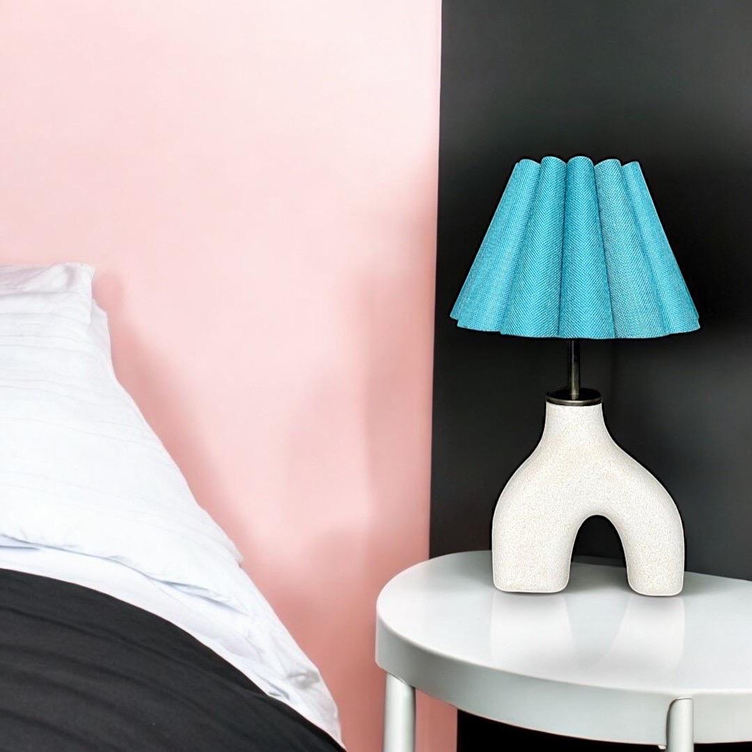 La lampe à poser Bluewave fusionne harmonieusement la sérénité de l'océan et l'esthétique du design contemporain. Inspirée par les douces courbes des vagues de l'océan, cette lampe offre une touche artistique dans les moindres détails. La teinte