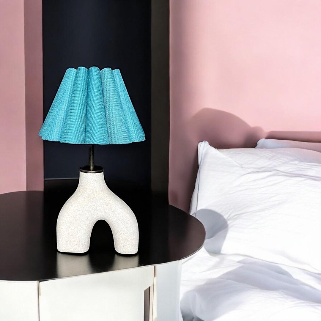 Fait main Lampe de bureau bleu-wave du 21e siècle par Busra Ozdemir, moderne, céramique en vente