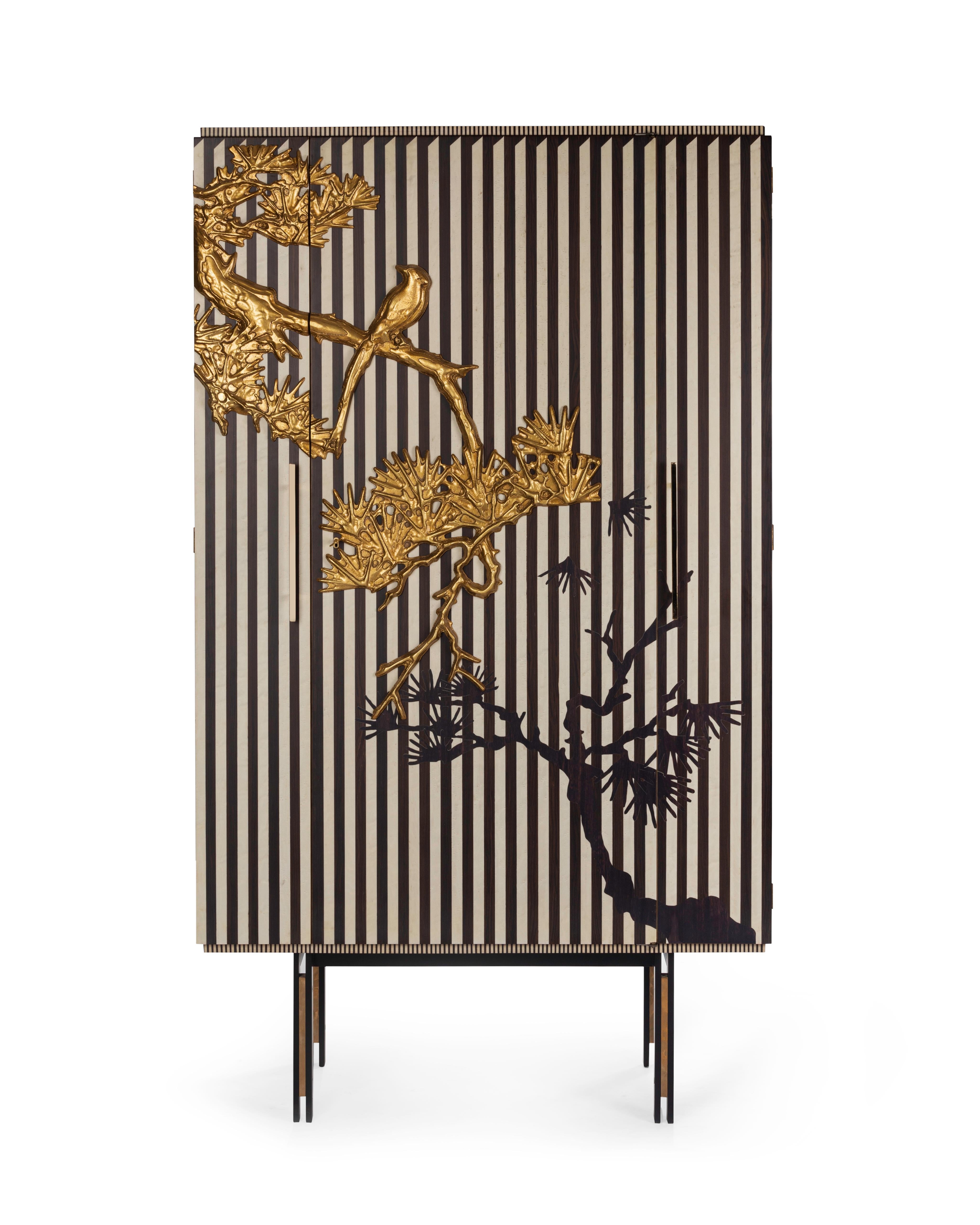 The contemporary theme of becoming, where change does not mean loss of identity but positive evolution, inspires the Bon Sai cabinet whose stylistic references are oriented towards the 20th century. The carved branch loses its leaves which, as they