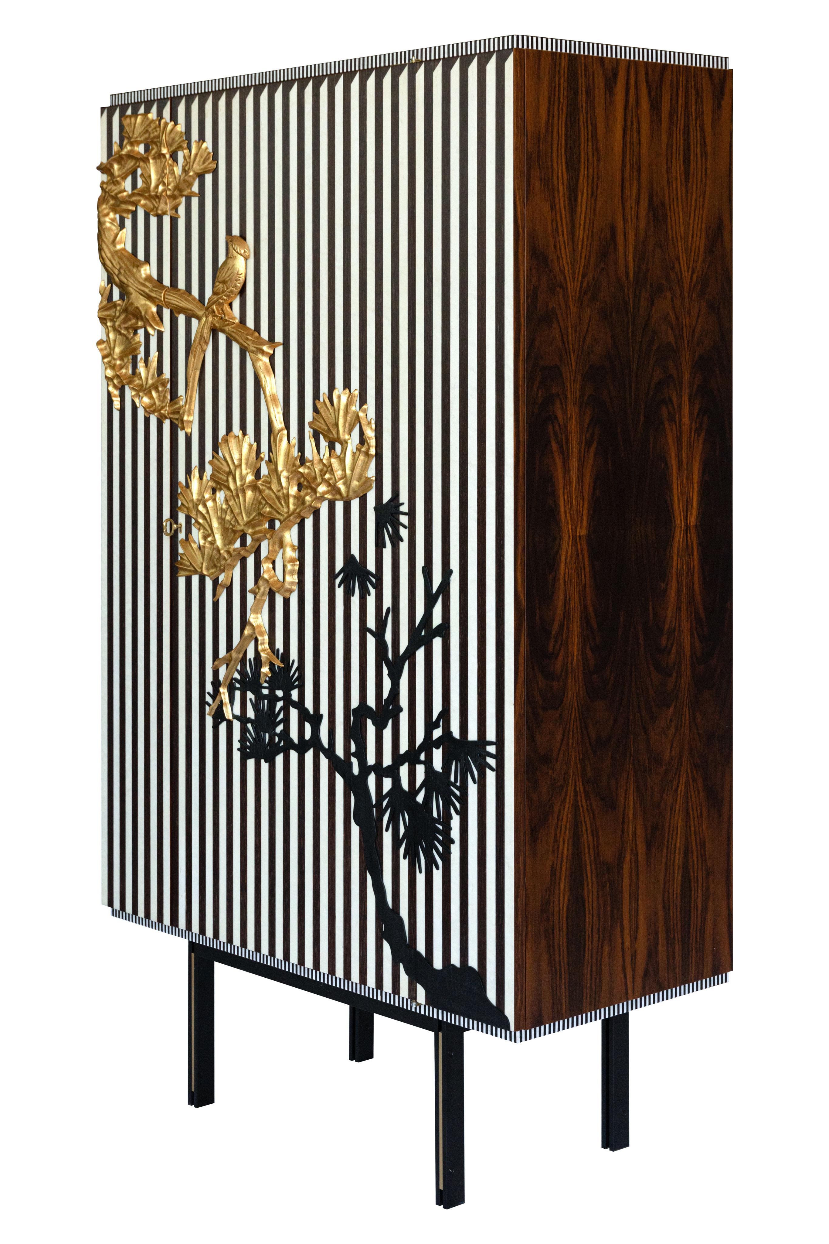 The contemporary theme of becoming, where change does not mean loss of identity but positive evolution, inspires the Bon Sai cabinet whose stylistic references are oriented towards the 20th century. The carved branch loses its leaves which, as they