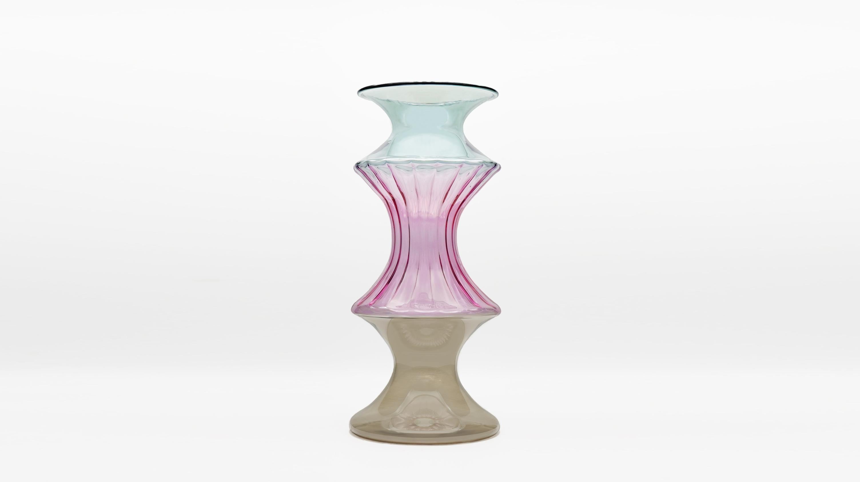 La collection Madame réinterprète les vases vénitiens traditionnels, leurs détails raffinés et leurs couleurs délicates. La forme provient de la décomposition et de la composition de l'évasement typique, qui crée de façon répétée des formes toujours
