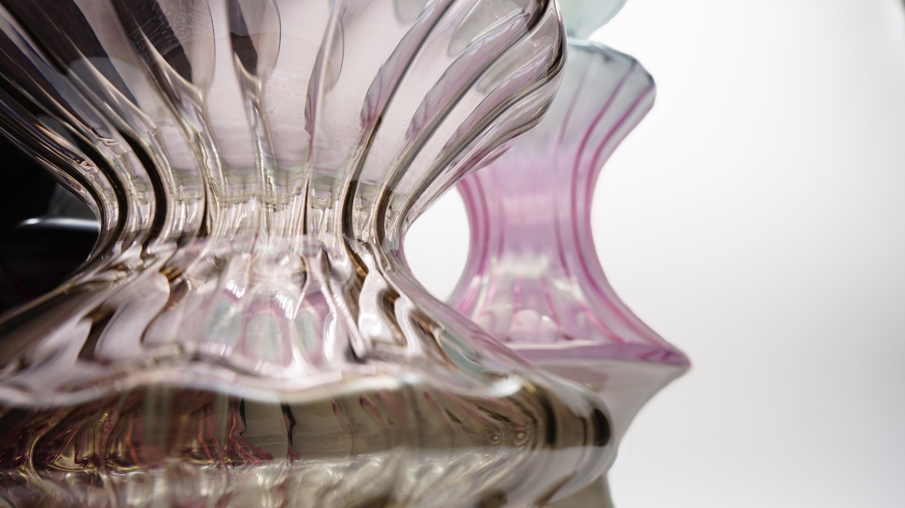 Italiano Vaso di vetro artigianale MADAME, Kanz Architetti, colore verde, rosa e bronzo in vendita