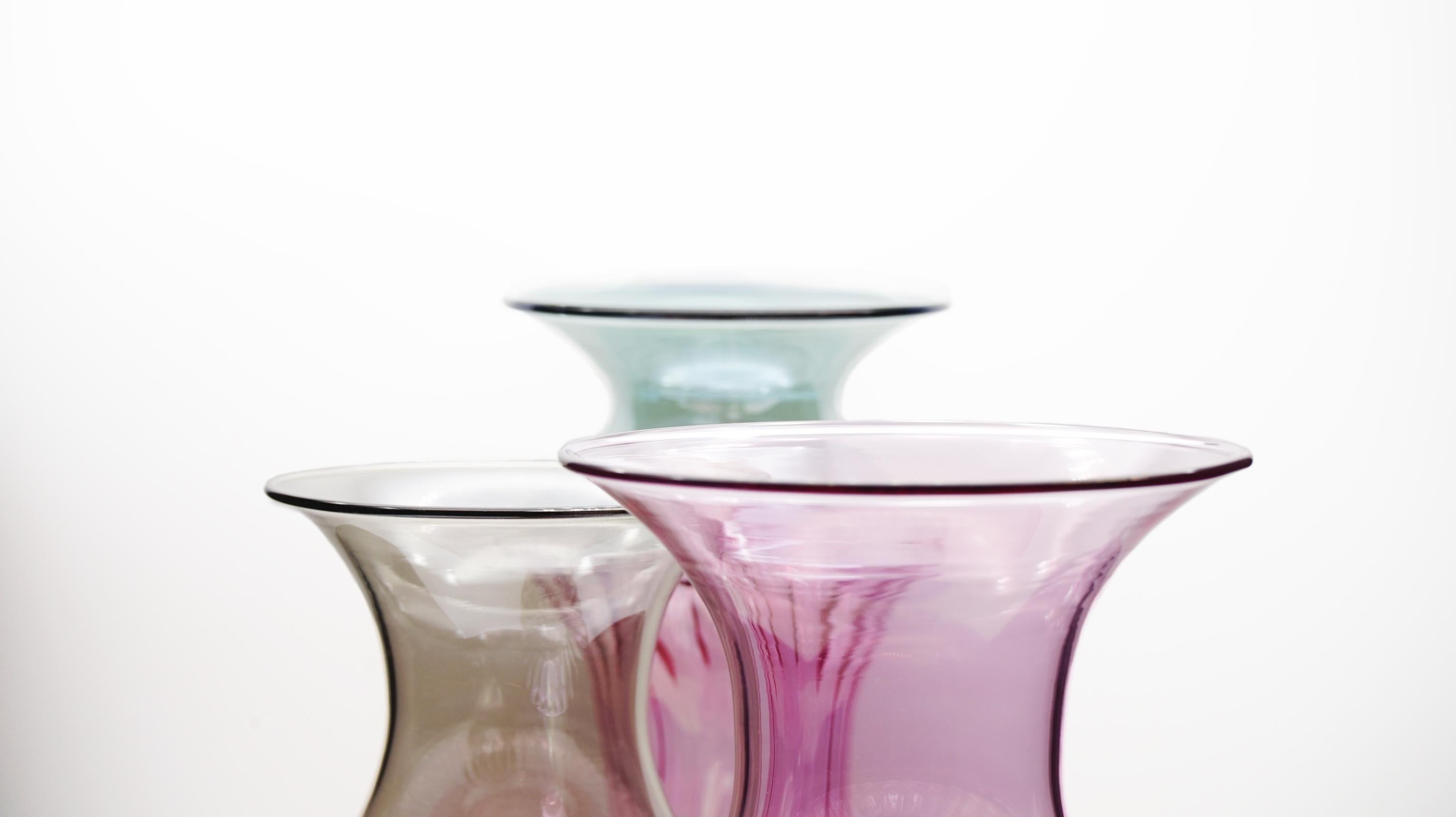 Fatto a mano Vaso di vetro artigianale MADAME, Kanz Architetti. colore rosa e bronzo in vendita
