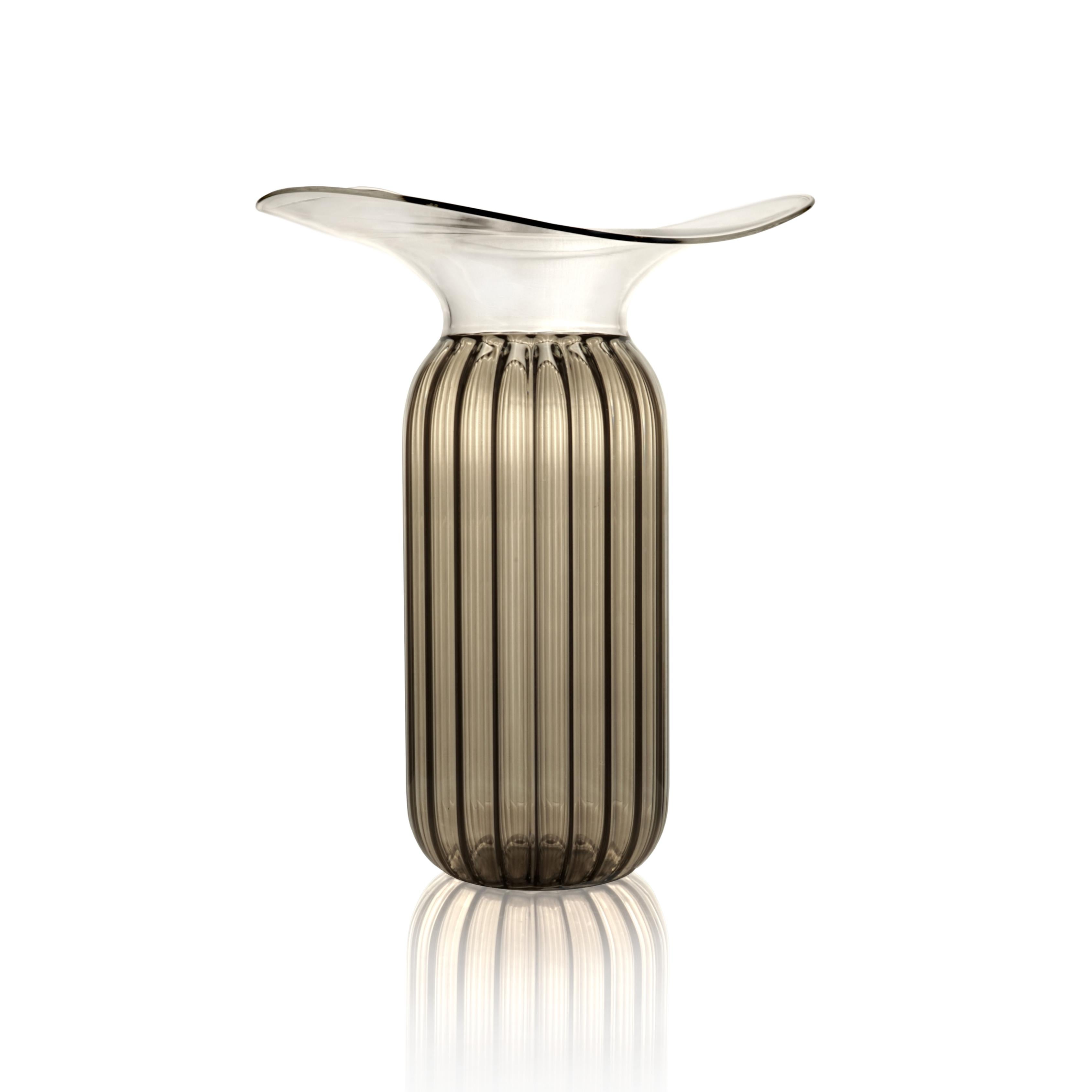 Die Vasen der Tosca Collection verkörpern mit ihrem einzigartigen Design Eleganz und Handwerkskunst. Handgefertigt aus Borosilikatglas, wird ihre schlichte Erscheinung durch einen flatternden Hals aus Klarglas unterstrichen, der bei jedem Stück