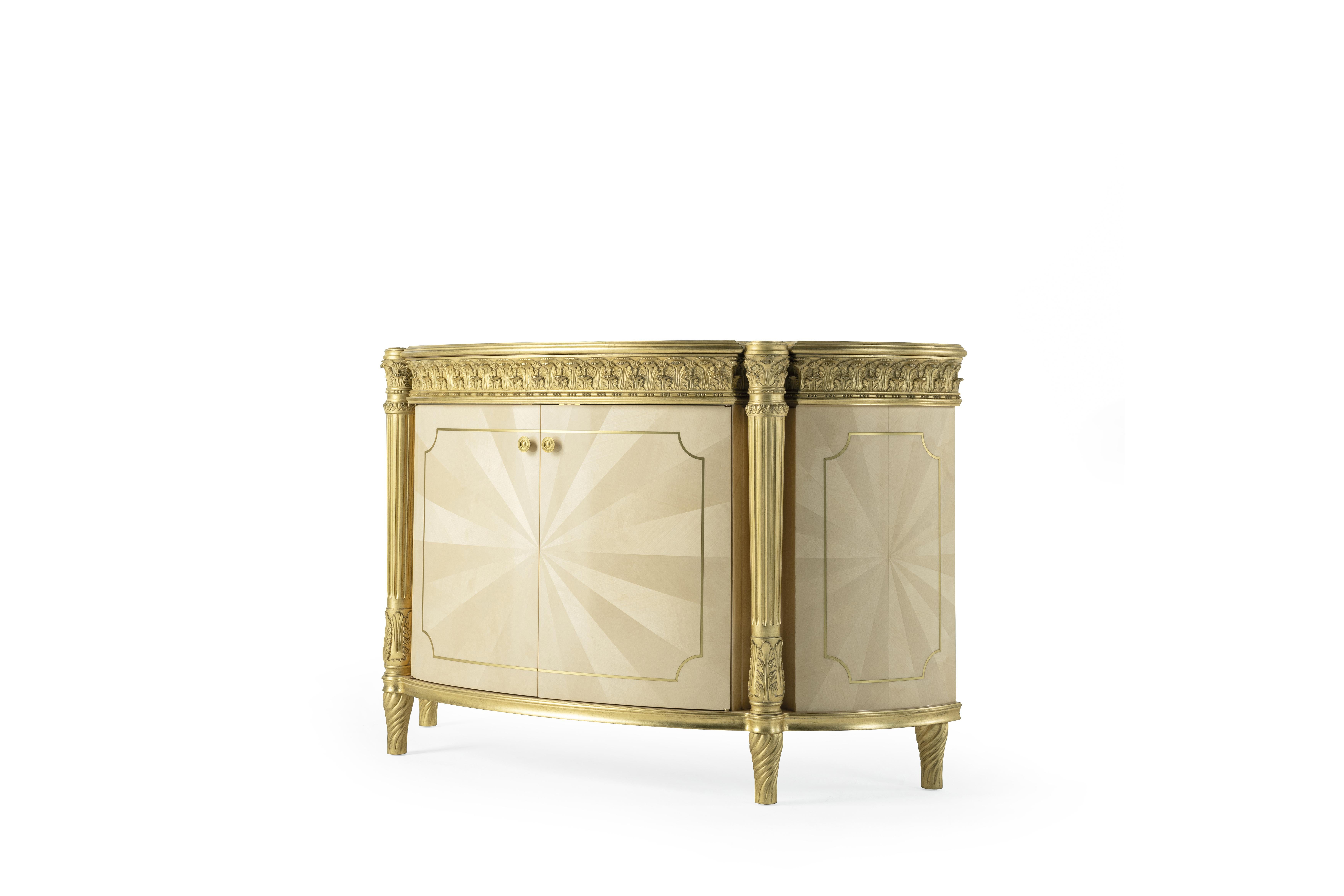 All the splendor of the French style in the Boulevard collection, featuring the presence of hand-made carvings, embellished with gold leaf finishing. The protagonist is frisé maple wood, with ray-of-sunshine inlays and brass inserts. Boulevard looks