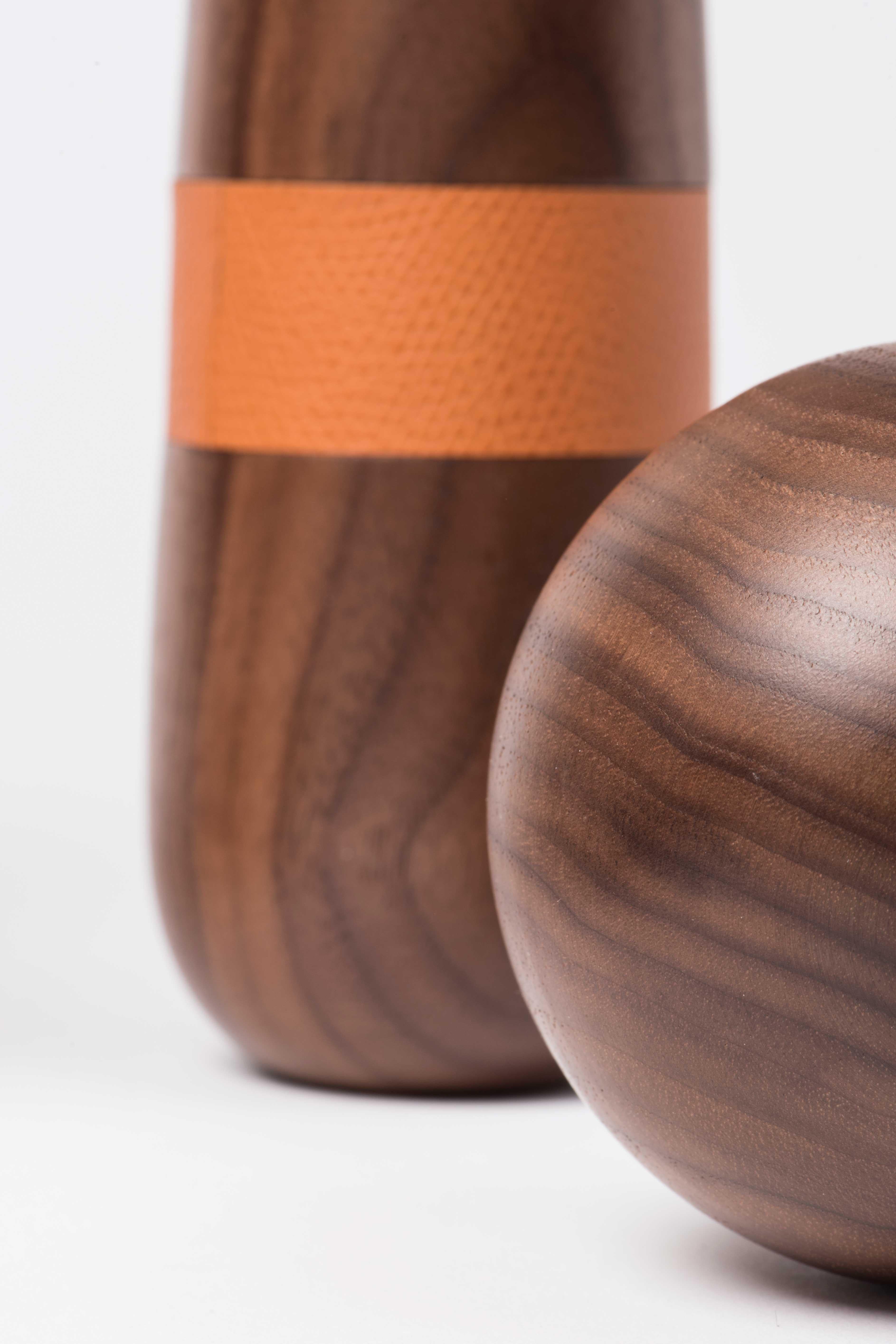 Juego de Bolos Siglo XXI de Madera de Nogal y Cuero Hecho a Mano en Italia Hecho a mano en venta