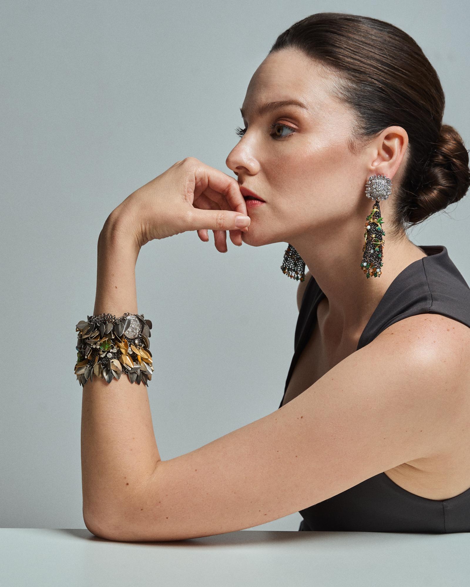 21st Century Bracelet Silver Mesh 18k yellow gold Ammolite Diamonds Frogs

One of the key features of our work is to portray stories, fables, or tales through our jewelry pieces.

In this bracelet, you can witness the Enchanted Forest come to life,