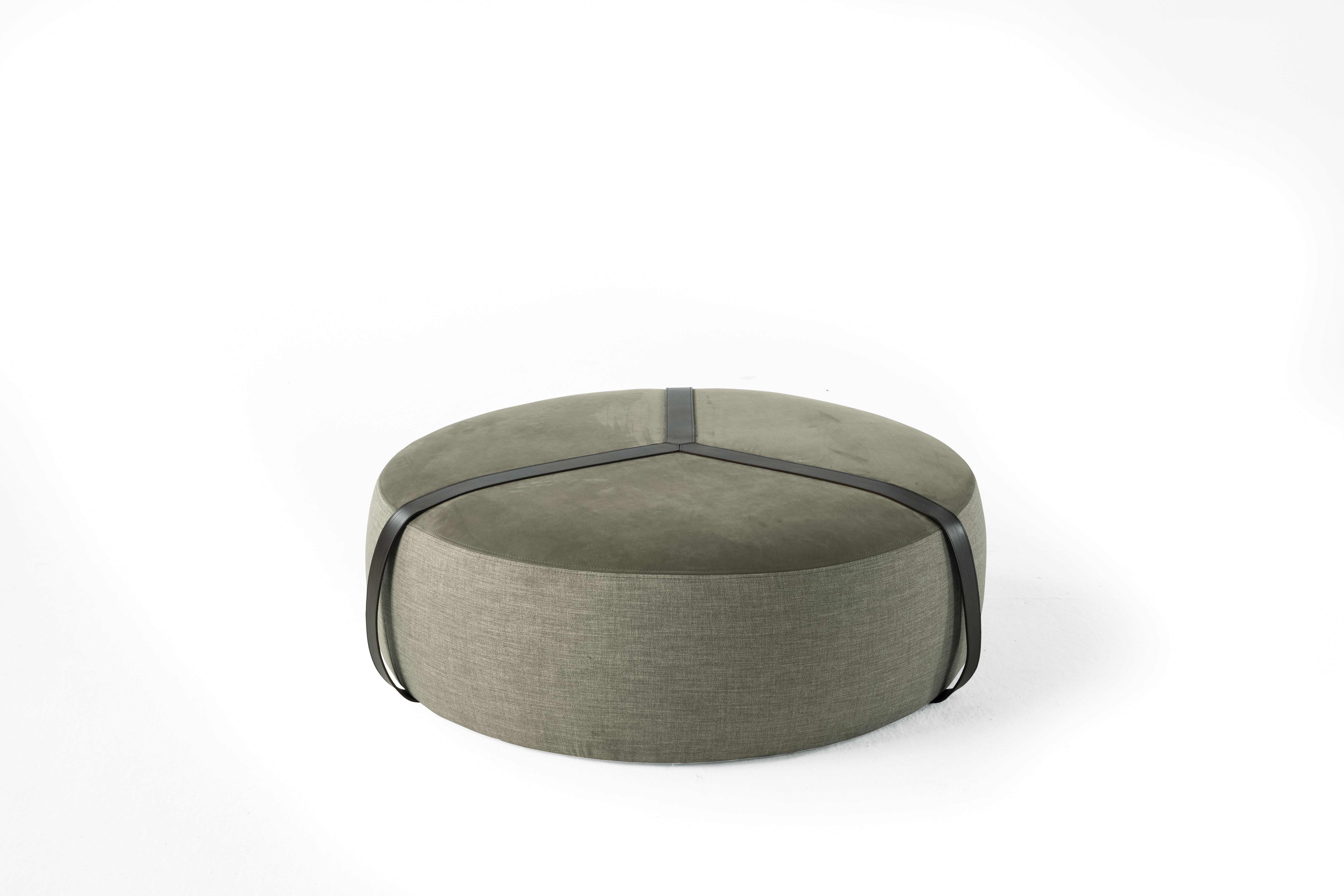 Un pouf dall'eleganza eclettica e versatile, Brooklyn vanta raffinati dettagli sartoriali ed è arricchito da cinture decorative in pelle. Perfetto per essere collocato in camera da letto, il pouf è altrettanto adatto ad ambienti residenziali o