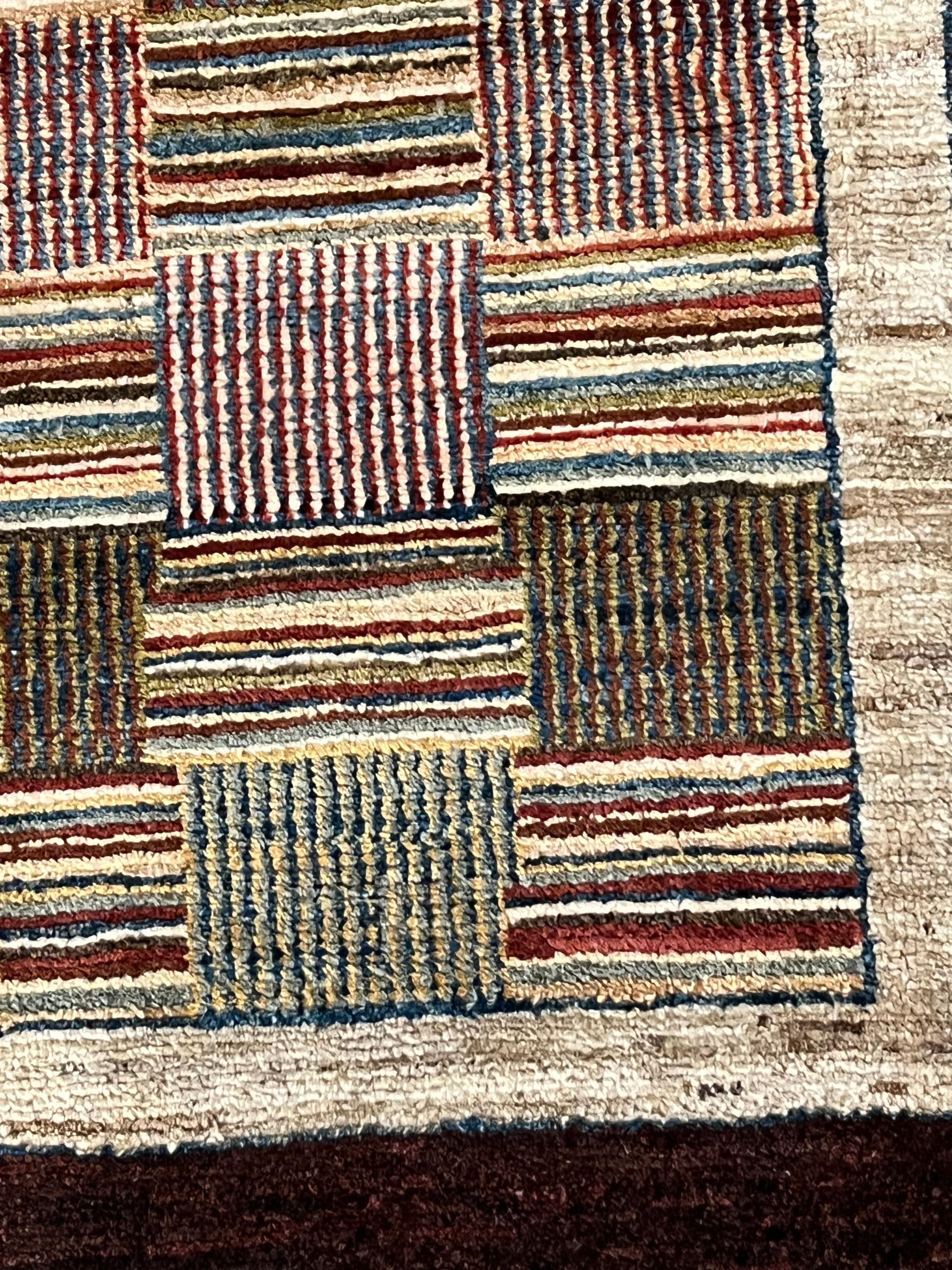 Brauner und erdfarbener geometrischer Chuk Palu-Teppich aus Afghanistan, 21. Jahrhundert (Afghanisch) im Angebot