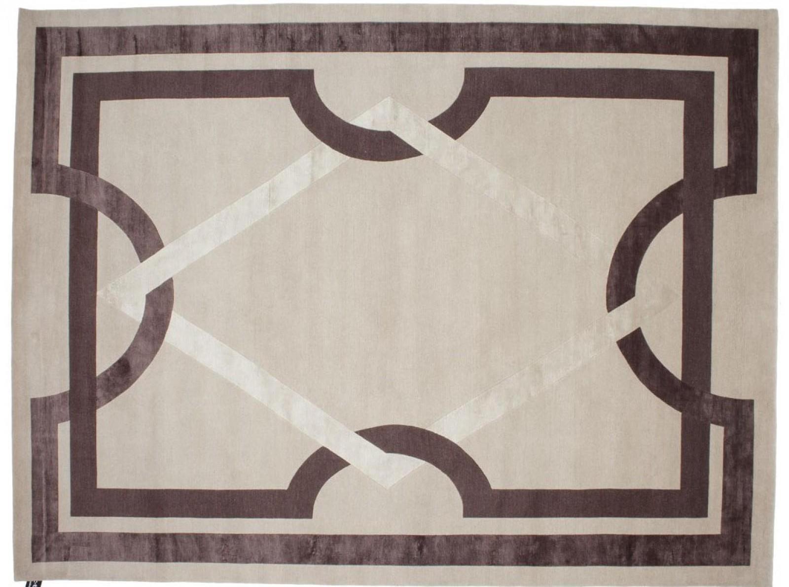 Fantastic hand-knotted carpet in Nepal with the Tibetan knot technique. The materials are hand-spun Himalayan wool and pure silk. The decoration is inspired by the French carpets of the early 20th century. The linearity of the design together with a