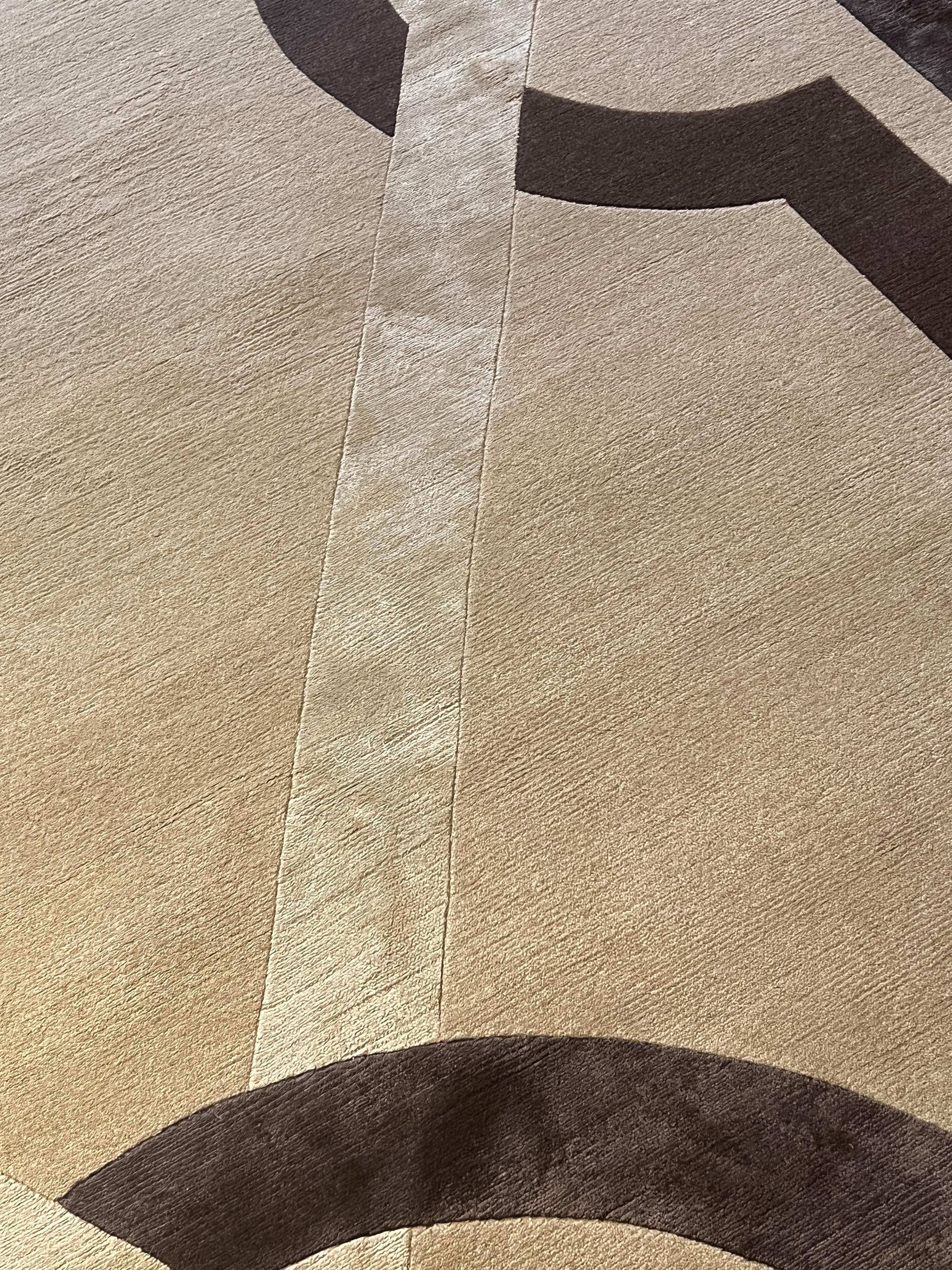 Zeitgenössischer Teppich in Nepal-Qualität in Braun und Beige im Art déco-Design des 21. Jahrhunderts, 2021 im Zustand „Neu“ im Angebot in Firenze, IT