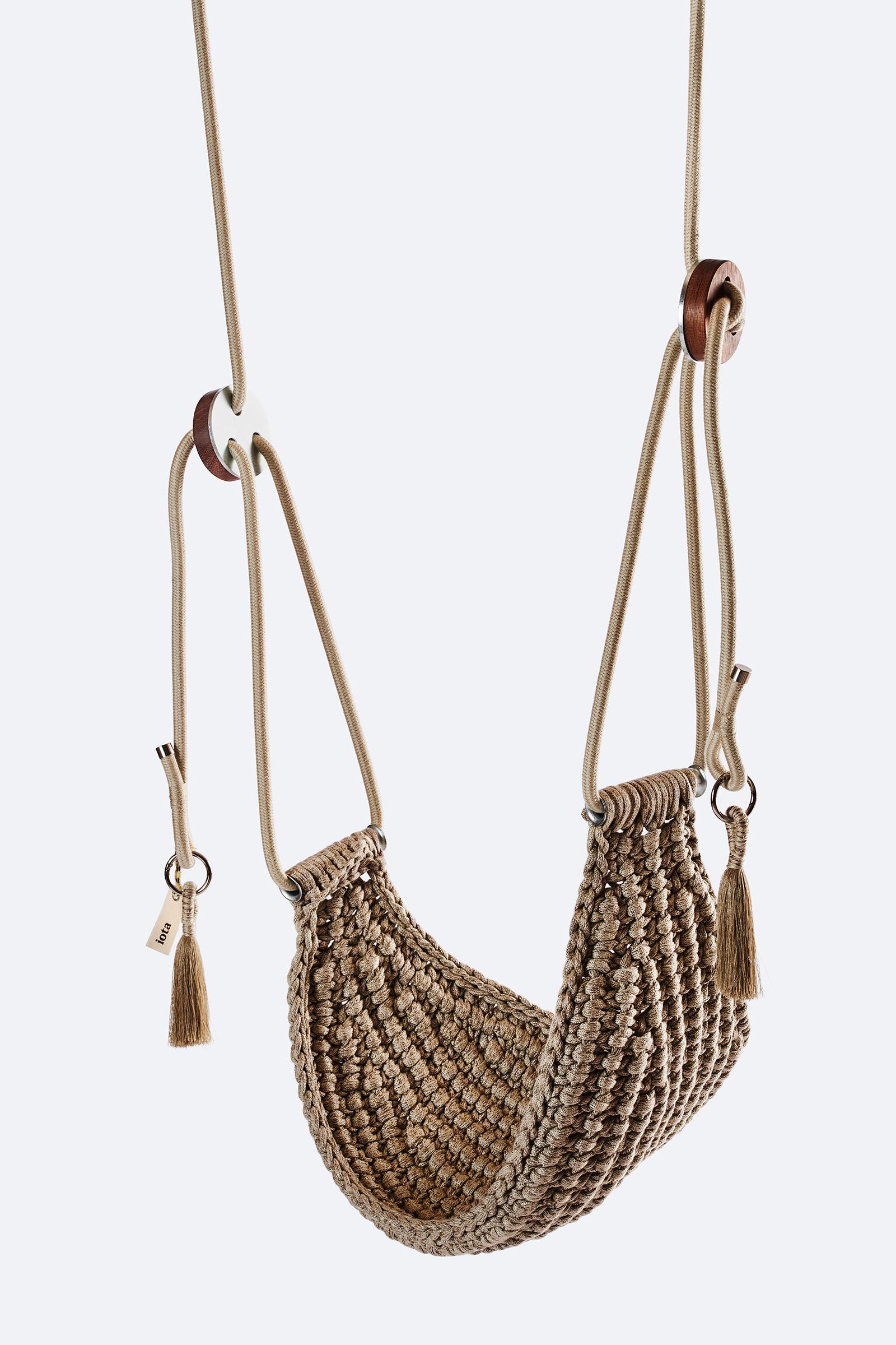 21st Century Brown Beige Saddle Swing Handmade Crochet Outdoor Hängematte Sitz im Angebot 1