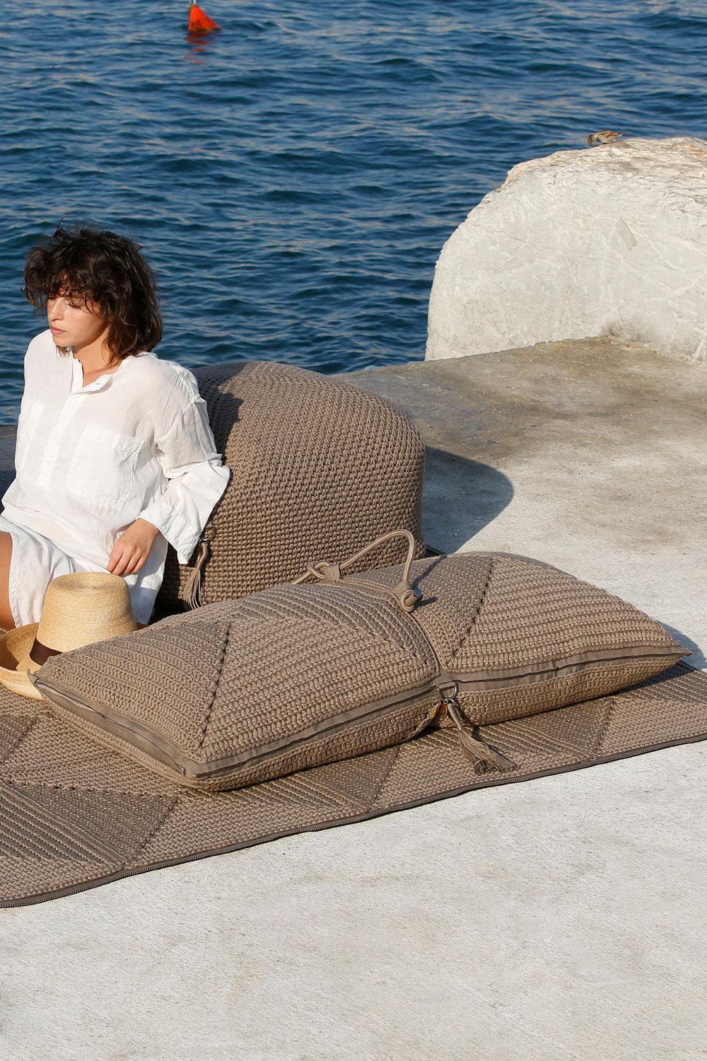 21st Century Brown Black Outdoor Indoor Rug, Bag Cushion, and Double Cushion Set For Sale 1