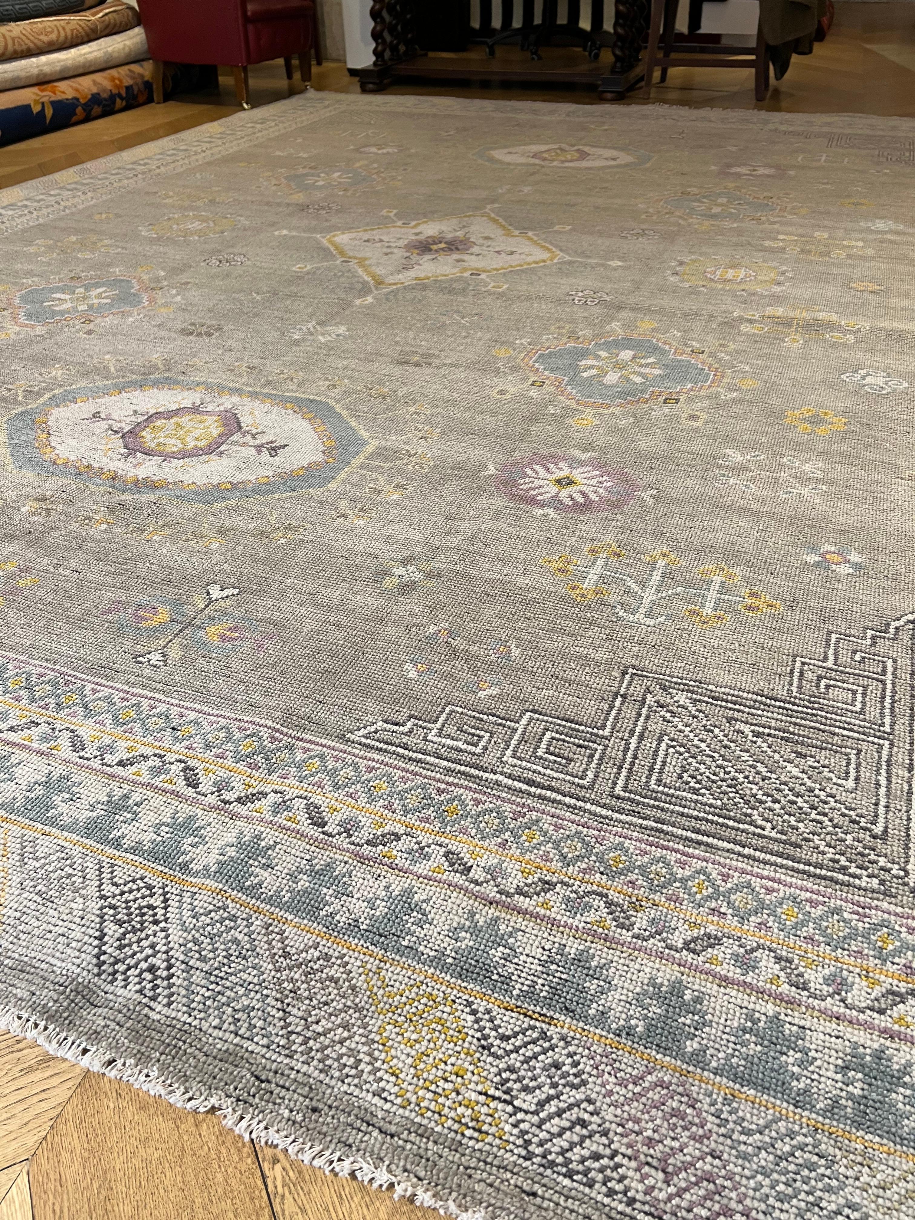 Un beau tapis de fabrication turque. Le décor est clairement inspiré des fabuleux tapis de l'oasis de Khotan, dans la région de Samarkand. La laine filée à la main et les couleurs douces confèrent au tapis un aspect sophistiqué, qui lui permet de