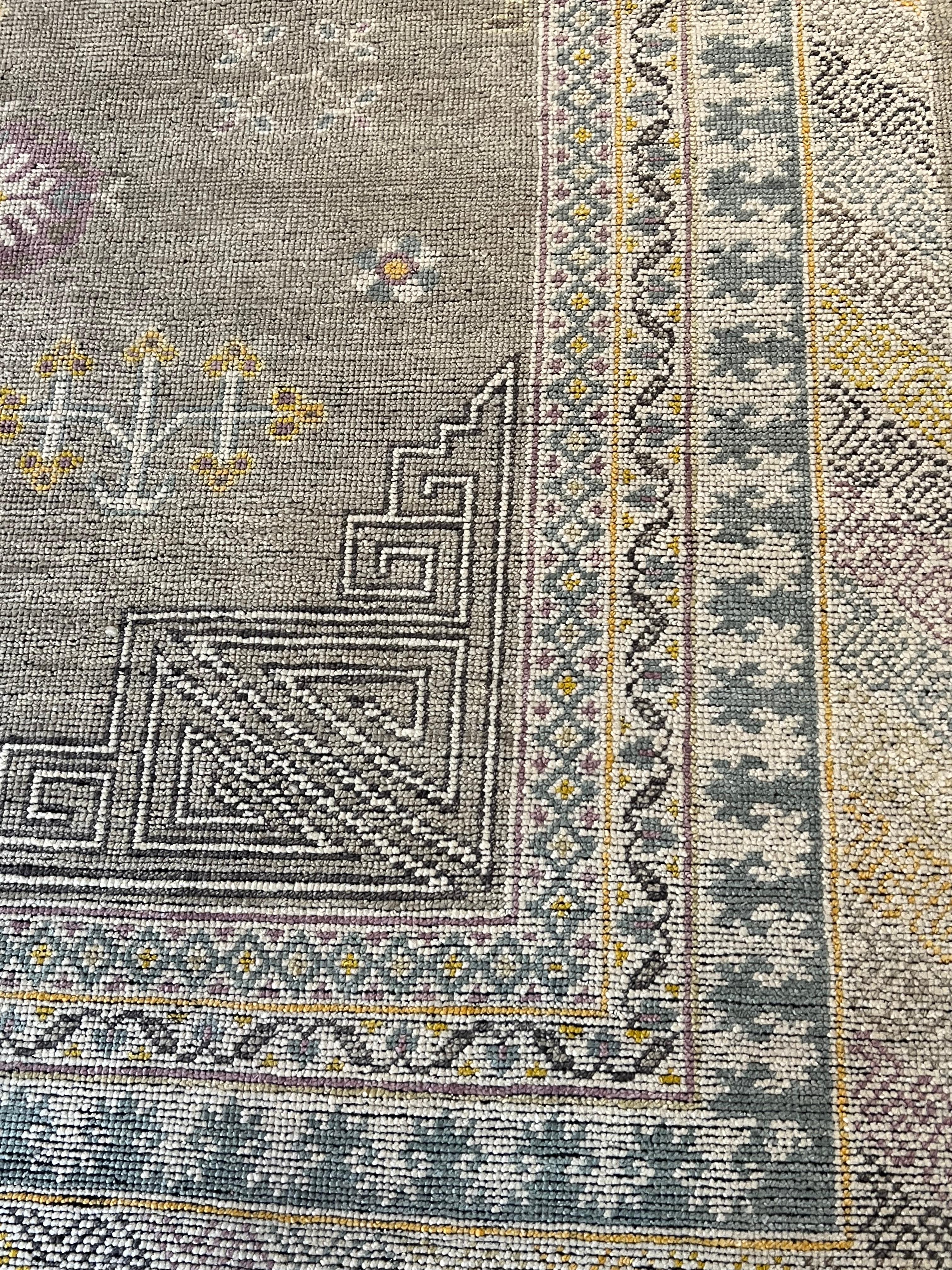 Noué à la main 21e siècle Brun Jaune Bleu et couleurs claires Design turc et Khotan, 2021 en vente
