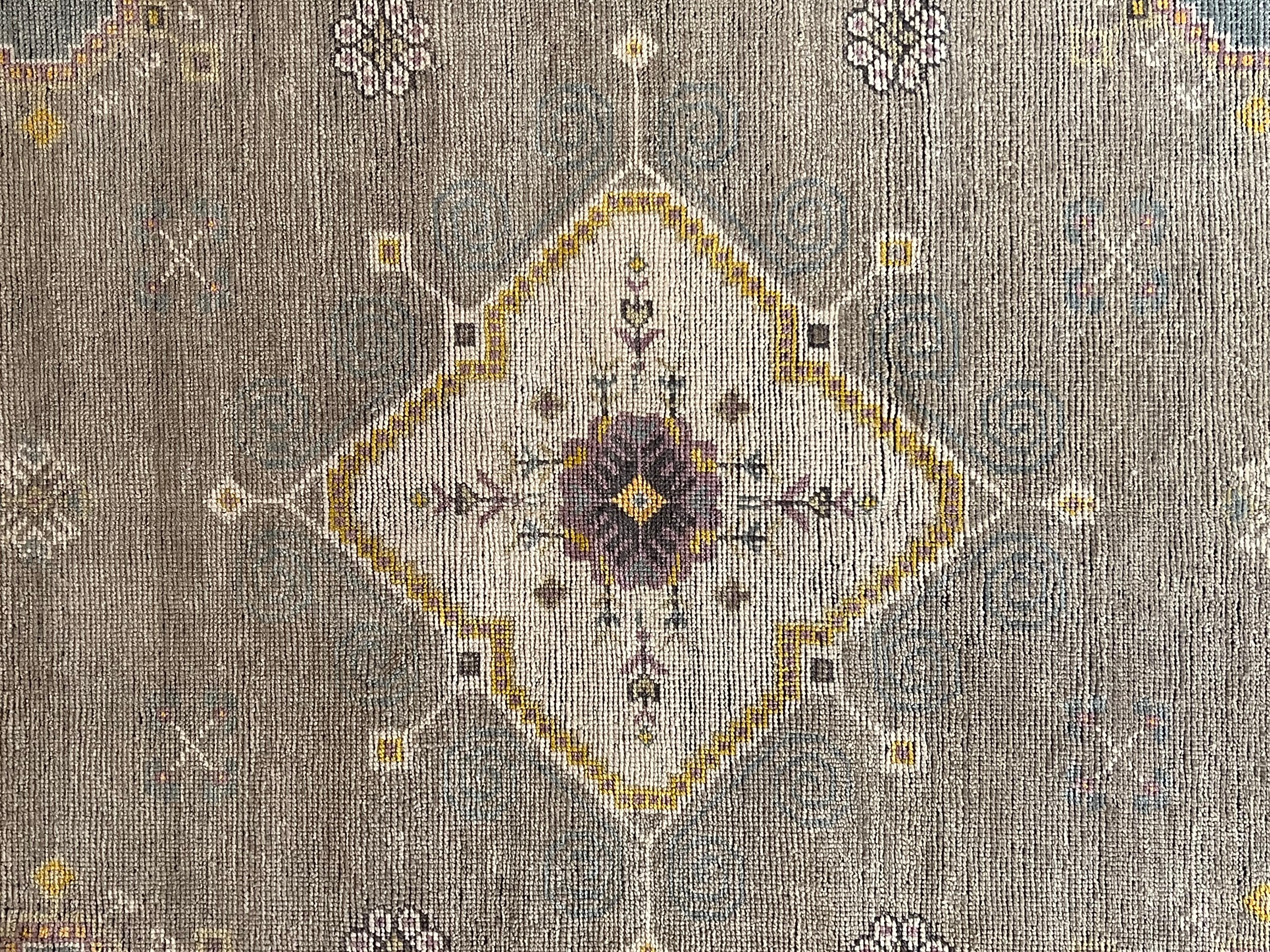 Laine 21e siècle Brun Jaune Bleu et couleurs claires Design turc et Khotan, 2021 en vente