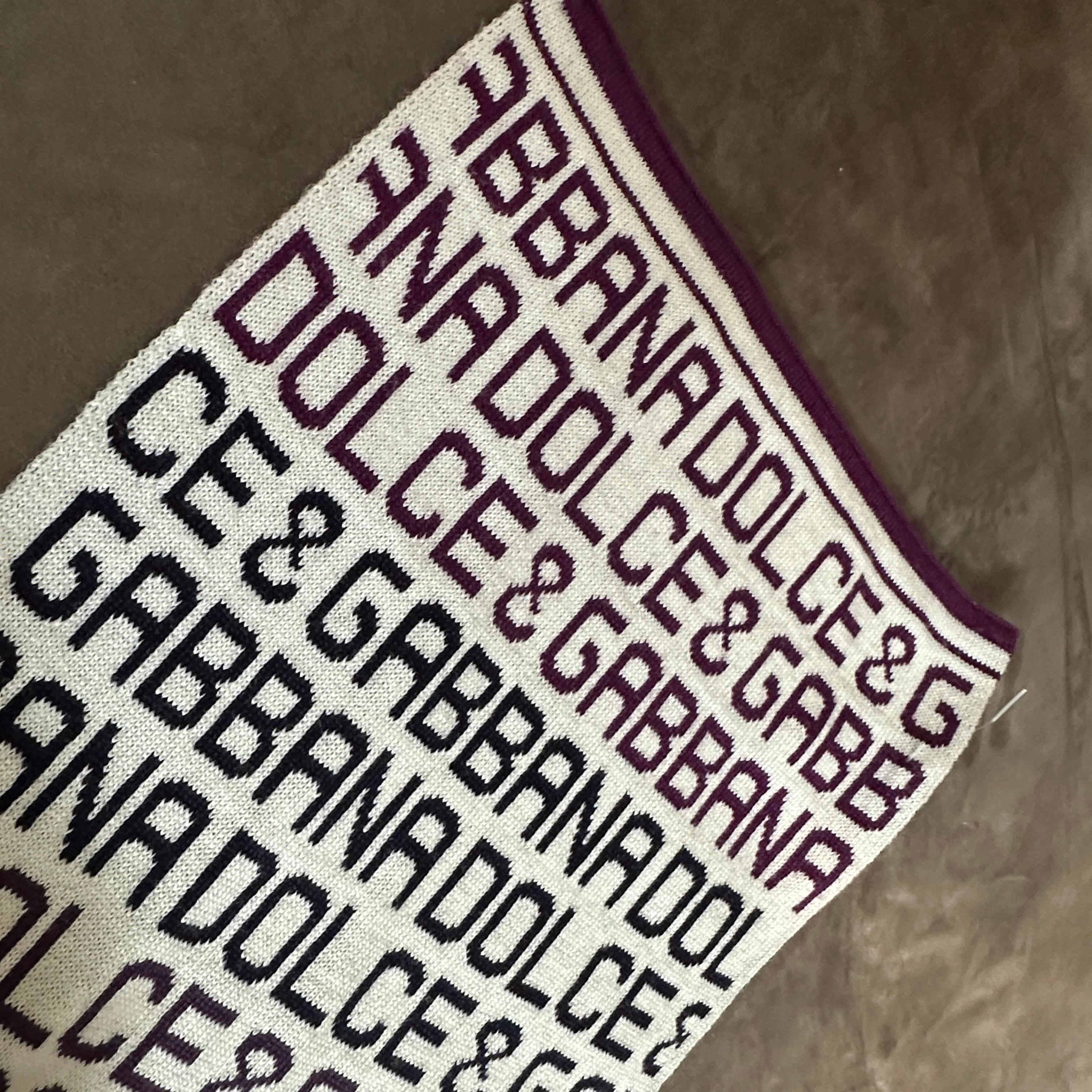 Sciarpa 21st Century Burgundy in bianco e nero con logo continuo di Dolce & Gabbana in vendita 5