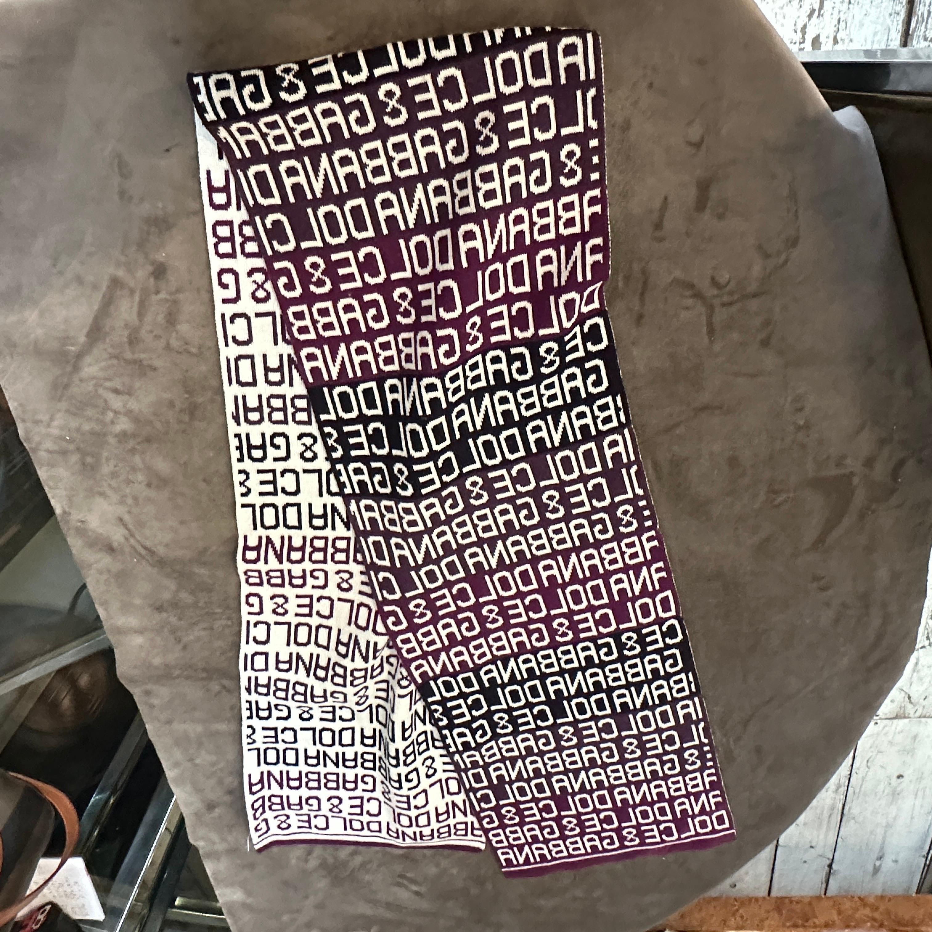 Sciarpa 21st Century Burgundy in bianco e nero con logo continuo di Dolce & Gabbana in vendita 6