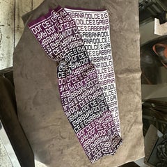 Sciarpa 21st Century Burgundy in bianco e nero con logo continuo di Dolce & Gabbana