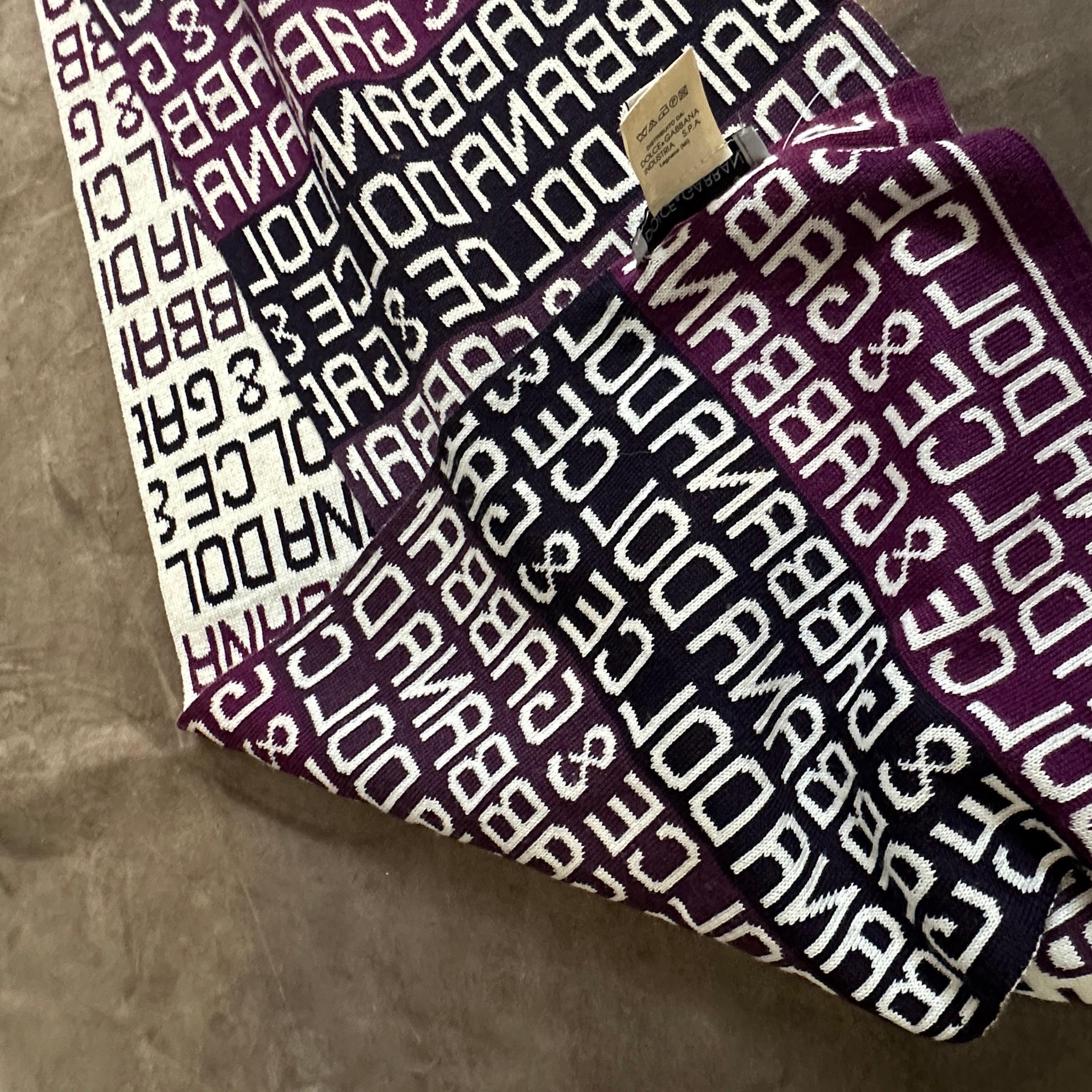 Nero Sciarpa 21st Century Burgundy in bianco e nero con logo continuo di Dolce & Gabbana in vendita