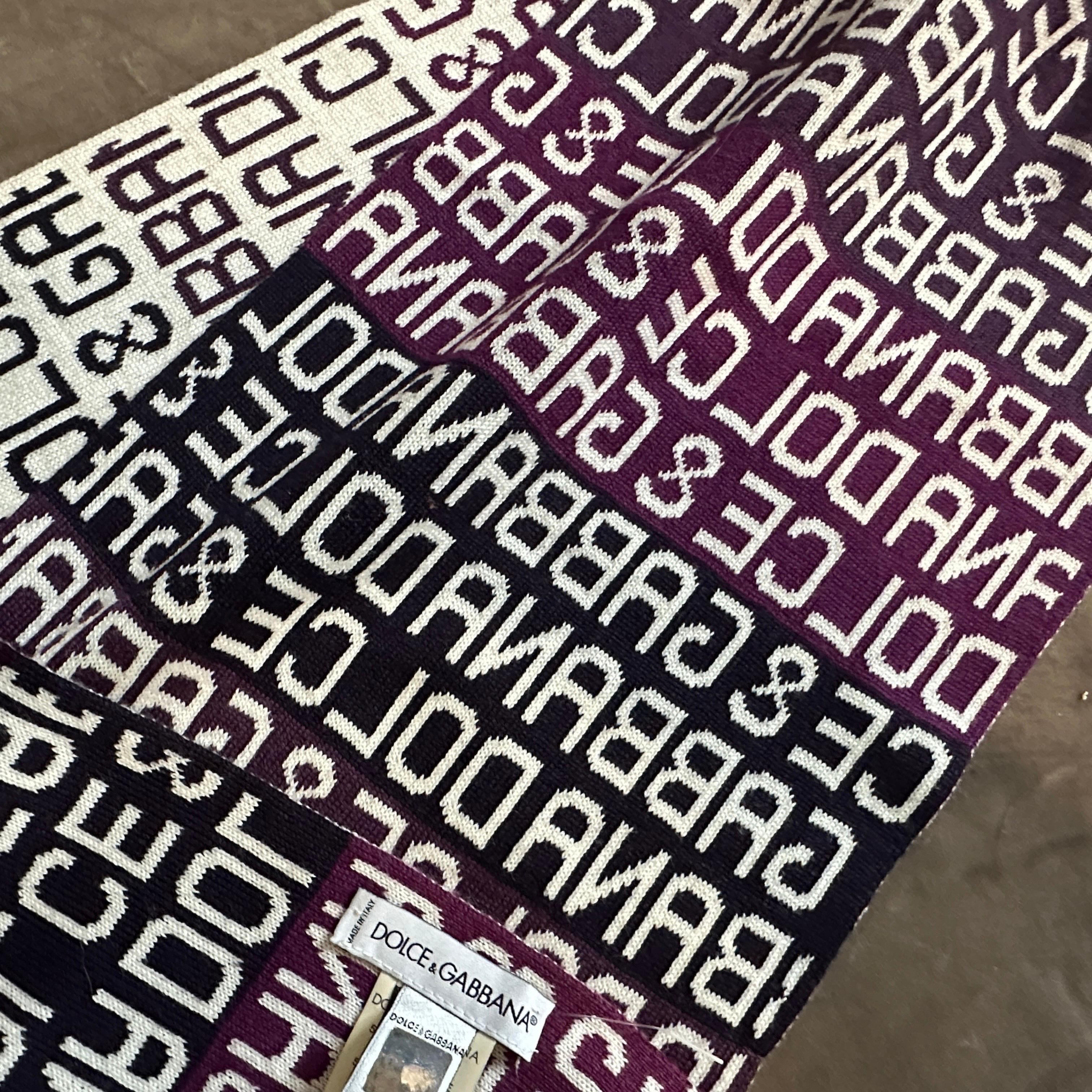 Sciarpa 21st Century Burgundy in bianco e nero con logo continuo di Dolce & Gabbana In condizioni Nuovo in vendita a Aci Castello, IT