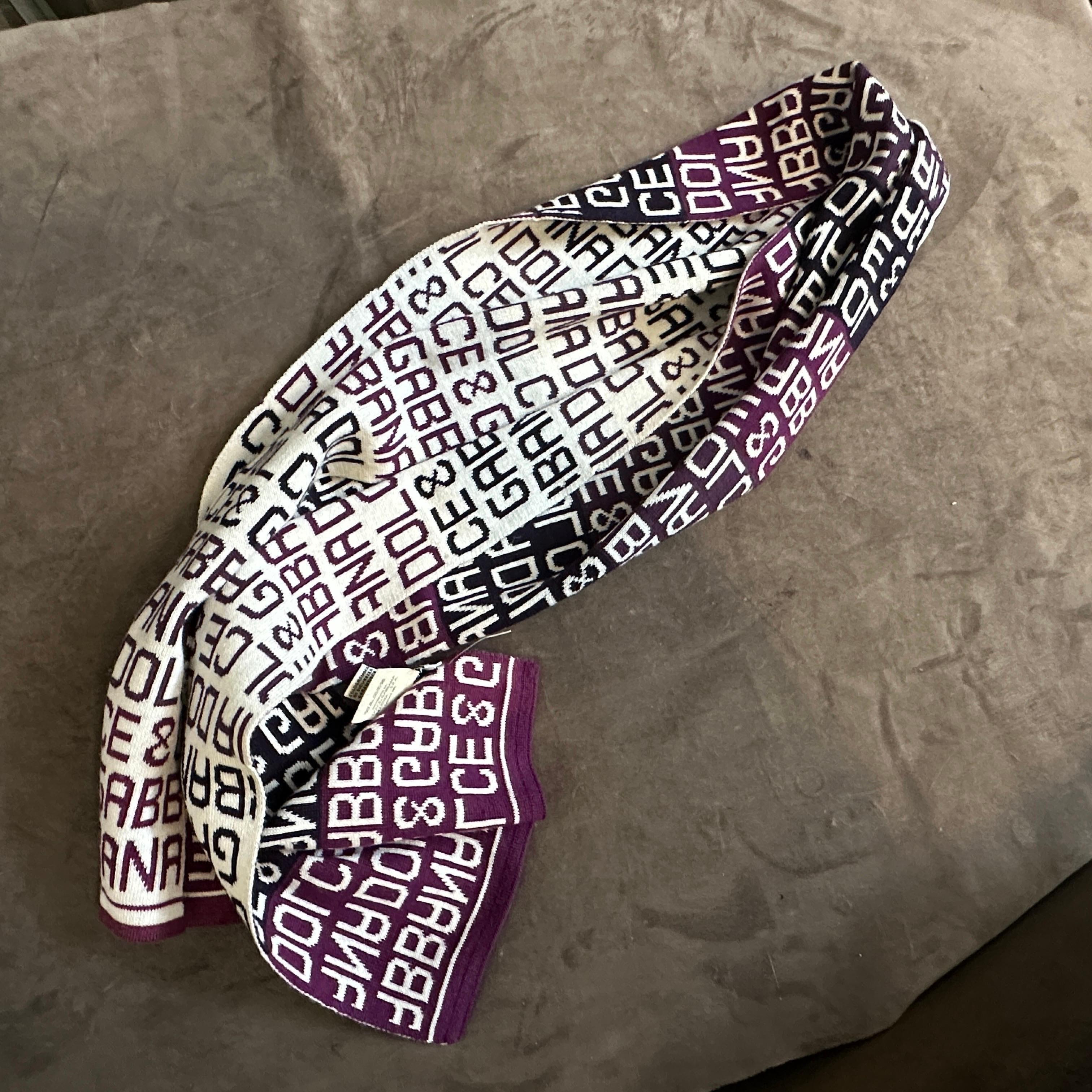 da uomo o donna Sciarpa 21st Century Burgundy in bianco e nero con logo continuo di Dolce & Gabbana in vendita