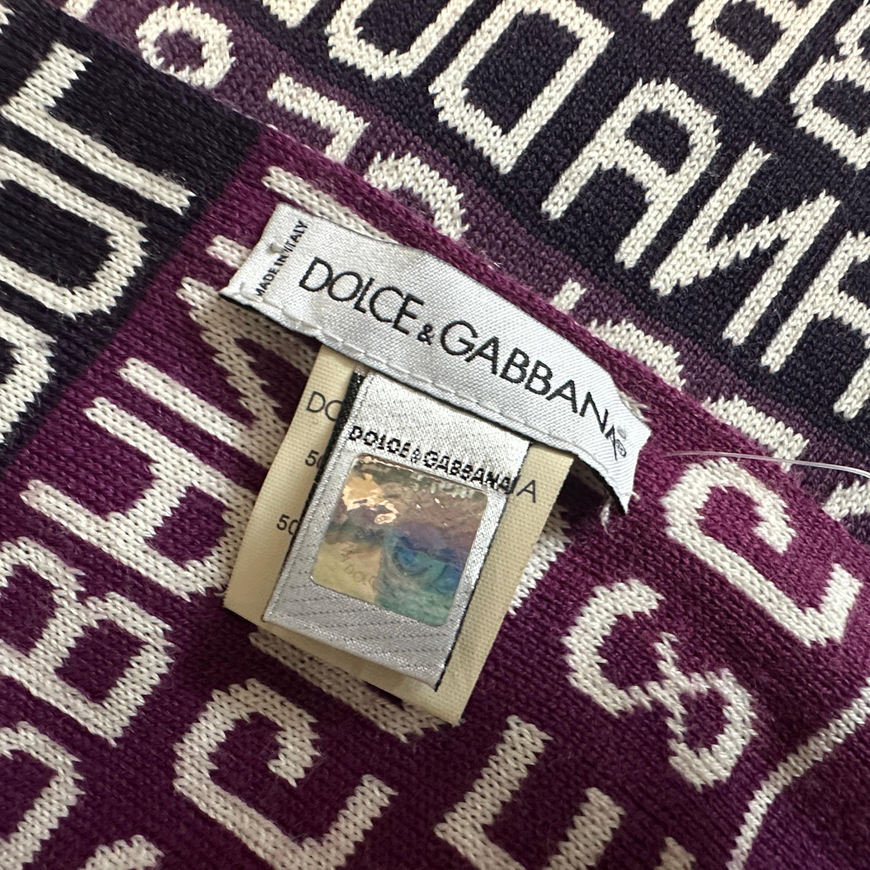 Sciarpa 21st Century Burgundy in bianco e nero con logo continuo di Dolce & Gabbana in vendita 1