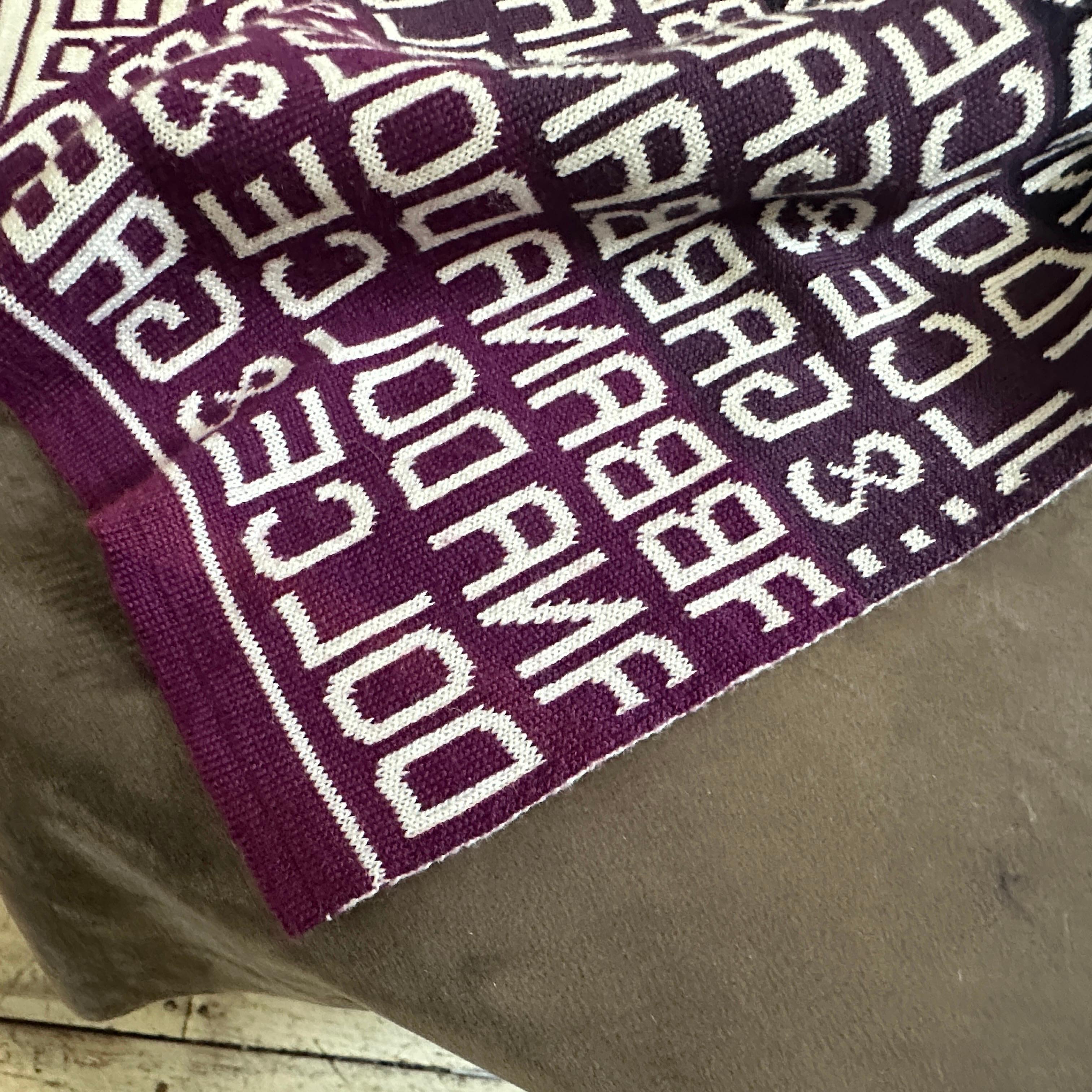 Sciarpa 21st Century Burgundy in bianco e nero con logo continuo di Dolce & Gabbana in vendita 4