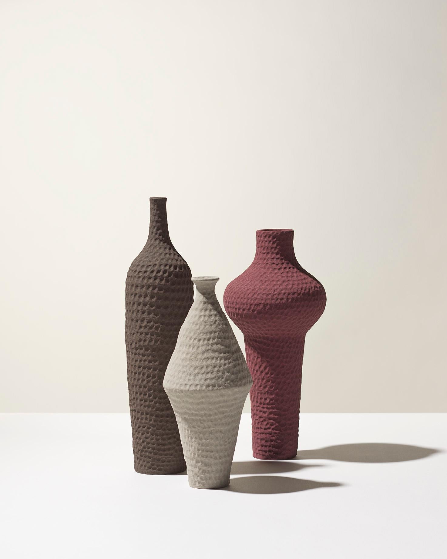 Made in Italy Vase in Burgunder matt Farbe, diese Keramik Frieden wurde von Andrea Anastasio in der historischen Bottega Cercamica Gatti 1928 in Faenza, Italien, spezialisiert auf die Schaffung von Keramik-Kunst, die perfekt für Menschen