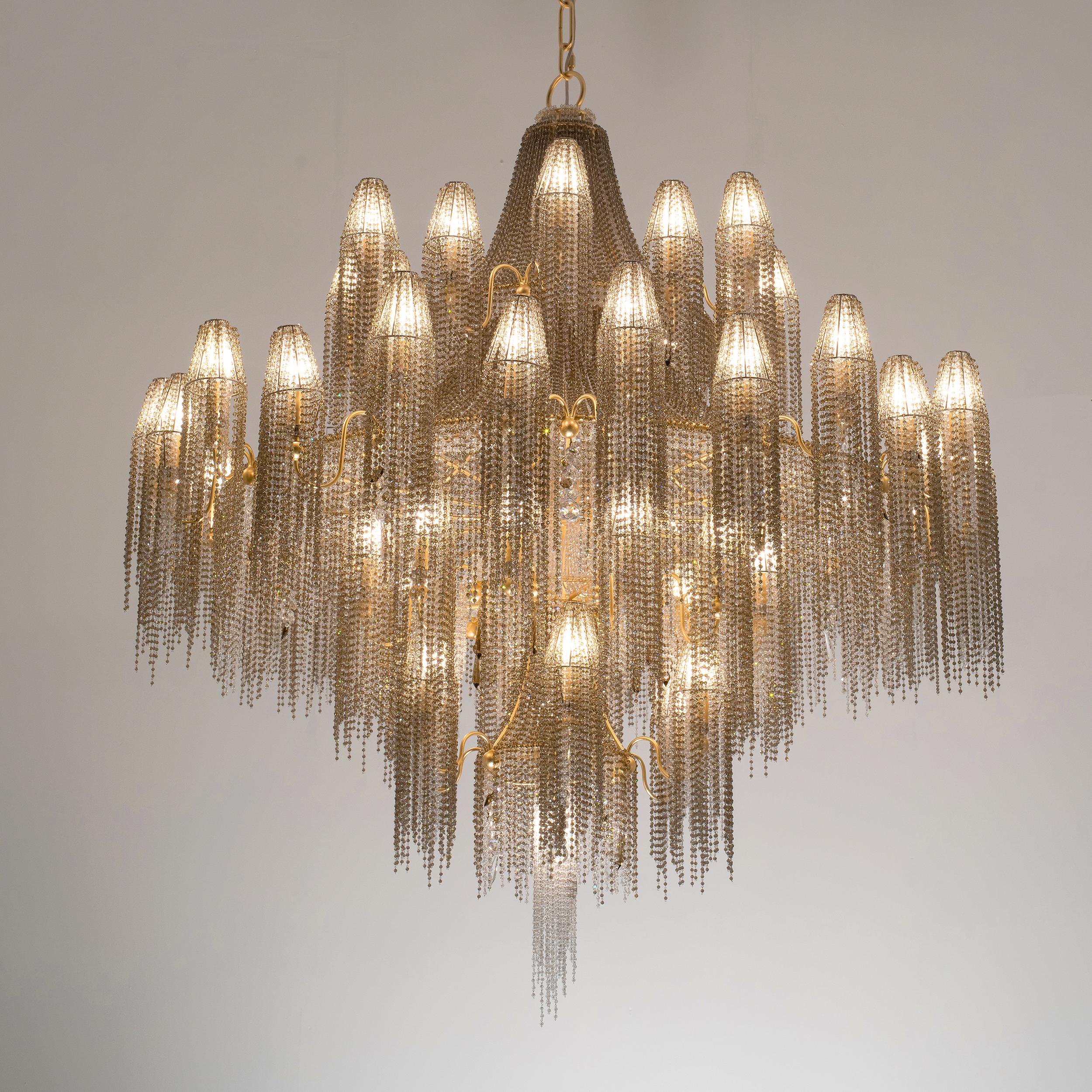 Moderno Lampadario Burlesque in foglia d'oro e cristalli del XXI secolo di Patrizia Garganti in vendita