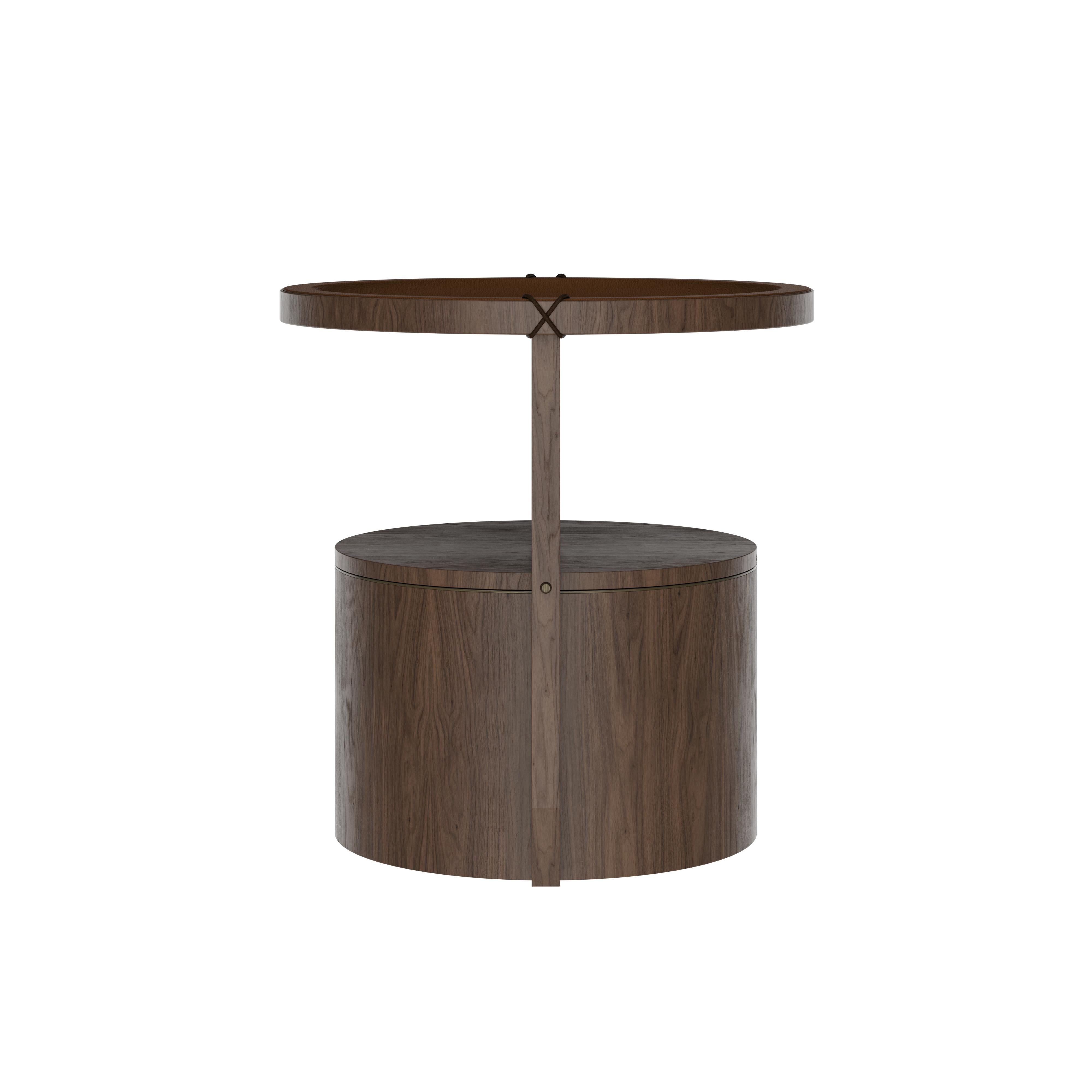 21ème siècle Table d'appoint Burton en bois de noyer Fabriquée au Portugal par Wood Tailors en vente 3