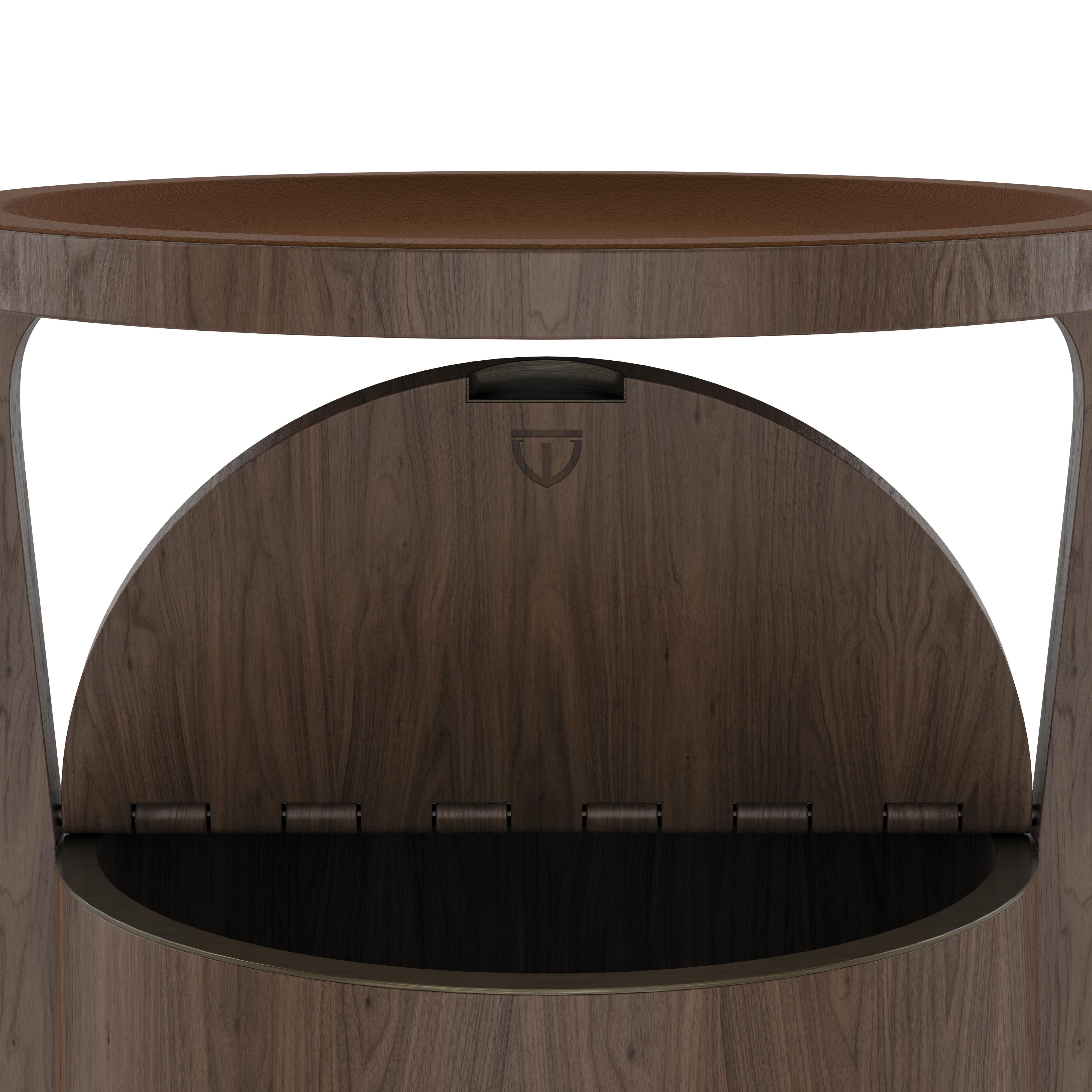21ème siècle Table d'appoint Burton en bois de noyer Fabriquée au Portugal par Wood Tailors en vente 4