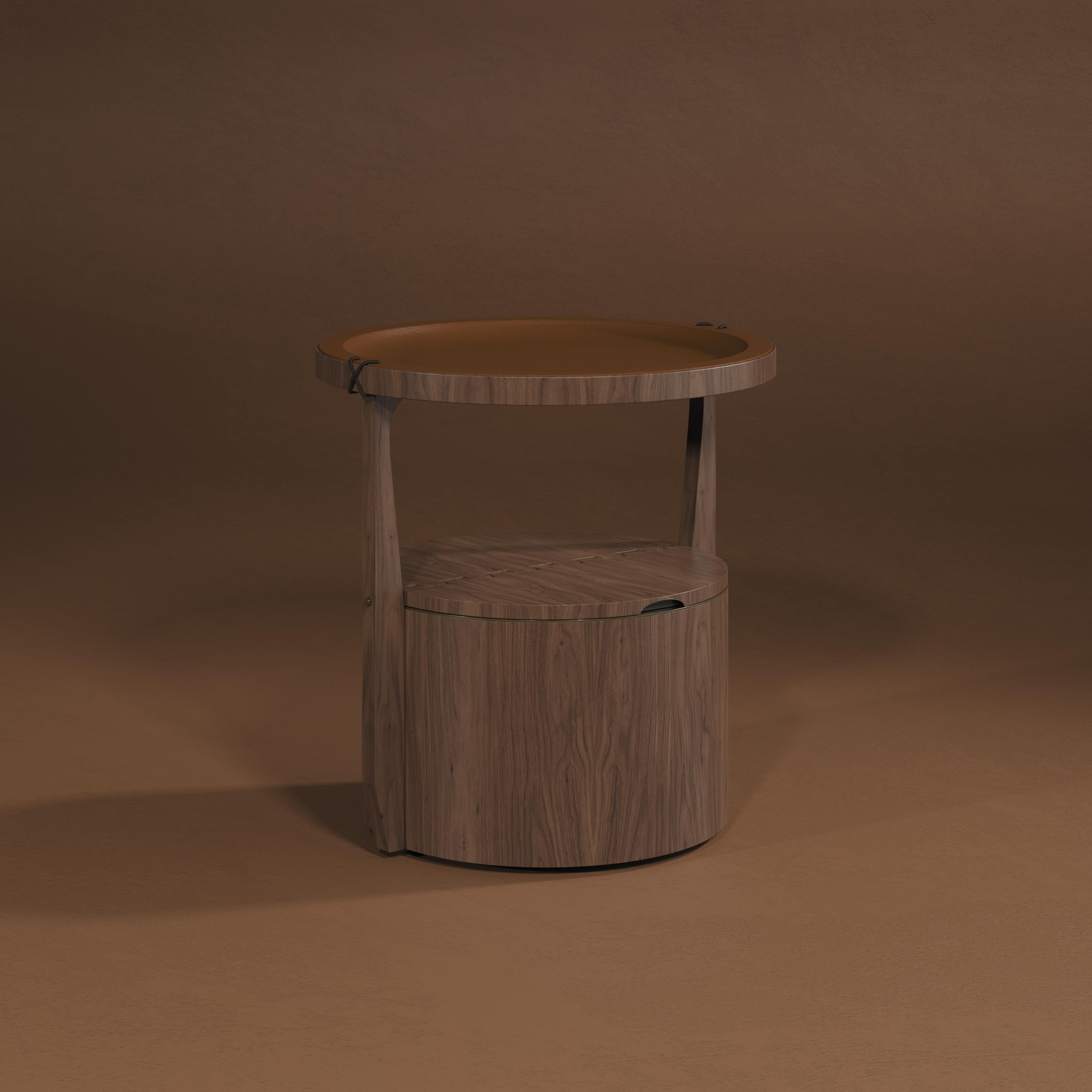 21ème siècle Table d'appoint Burton en bois de noyer Fabriquée au Portugal par Wood Tailors en vente 5
