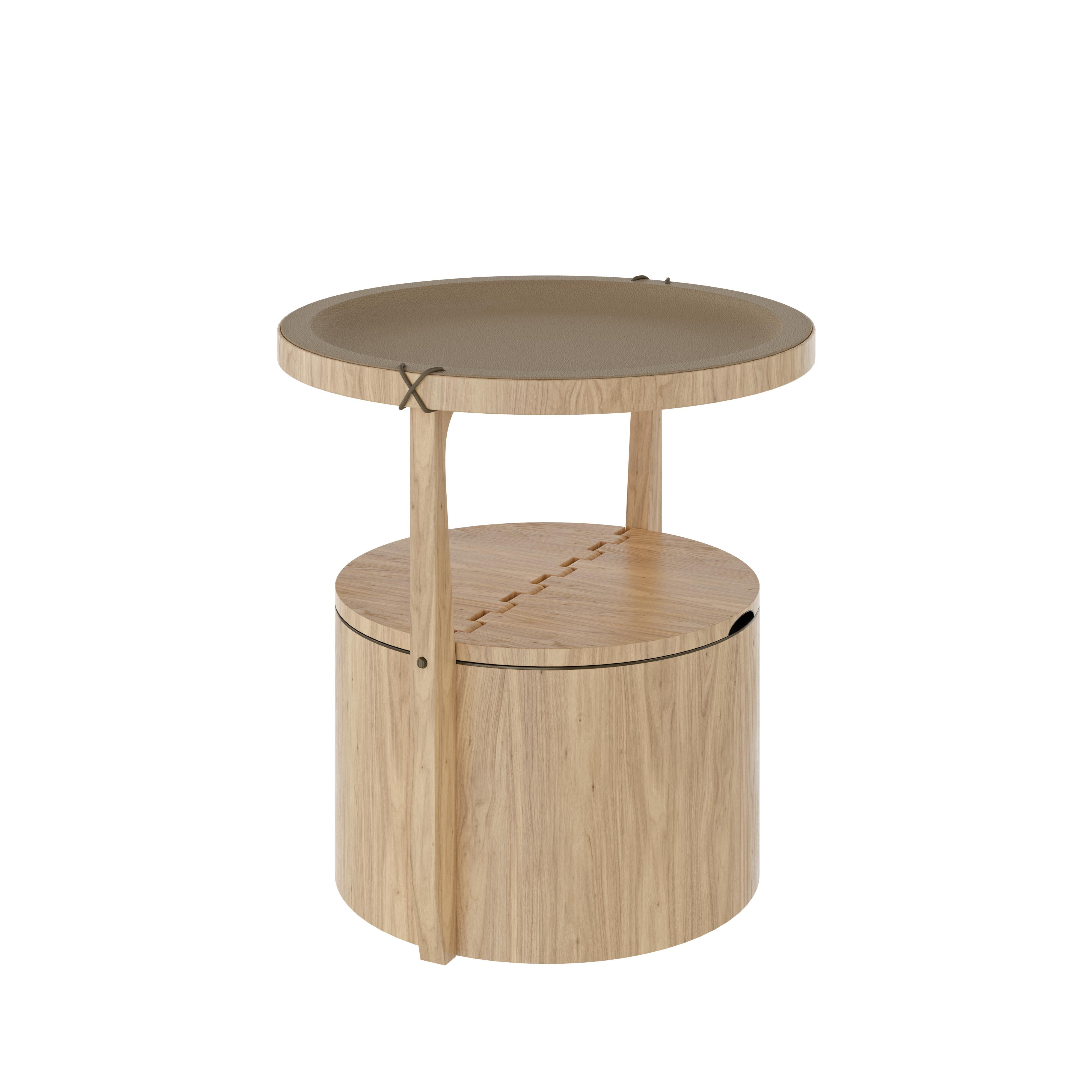 Portugais 21ème siècle Table d'appoint Burton en bois de noyer Fabriquée au Portugal par Wood Tailors en vente