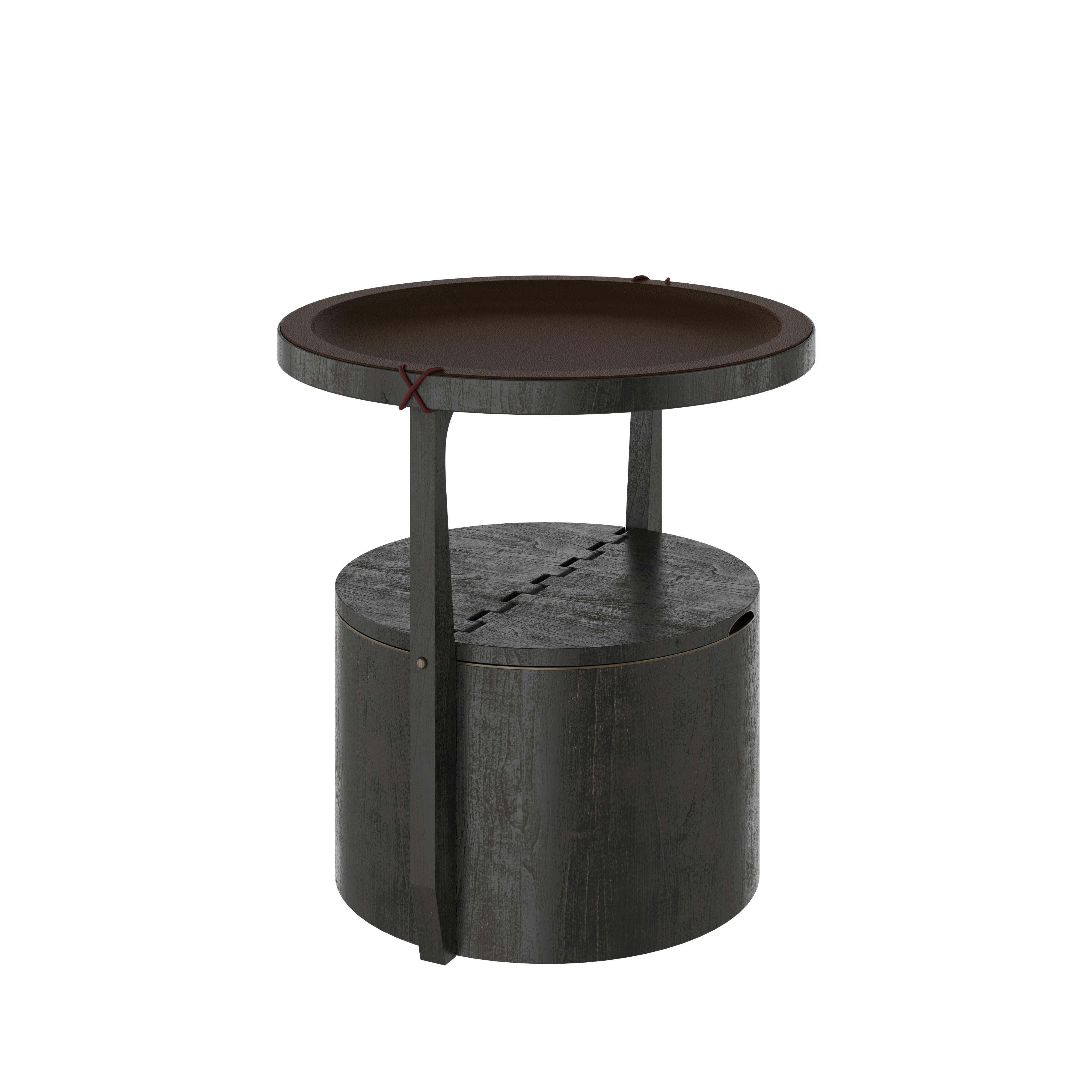 Travail du bois 21ème siècle Table d'appoint Burton en bois de noyer Fabriquée au Portugal par Wood Tailors en vente