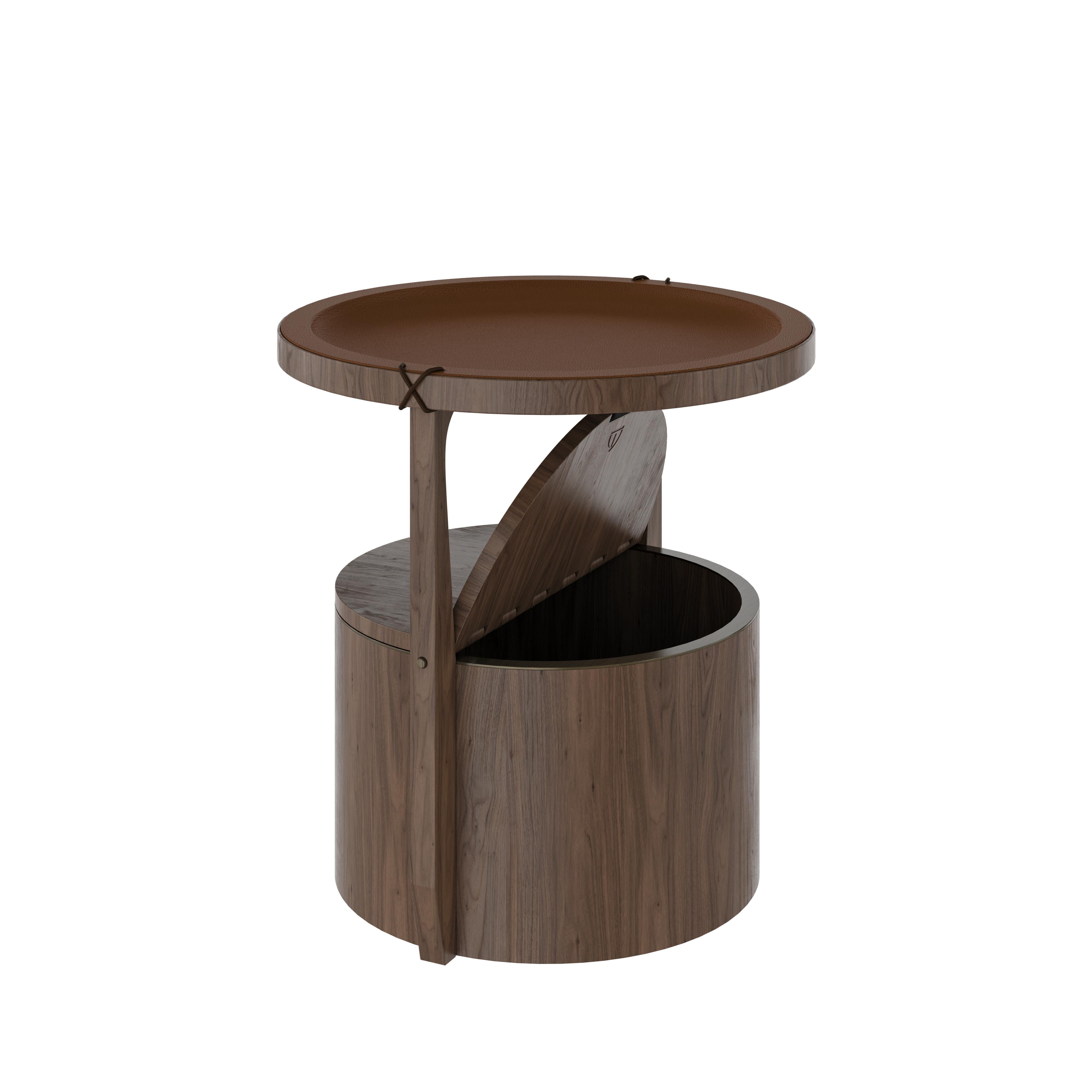 XXIe siècle et contemporain 21ème siècle Table d'appoint Burton en bois de noyer Fabriquée au Portugal par Wood Tailors en vente
