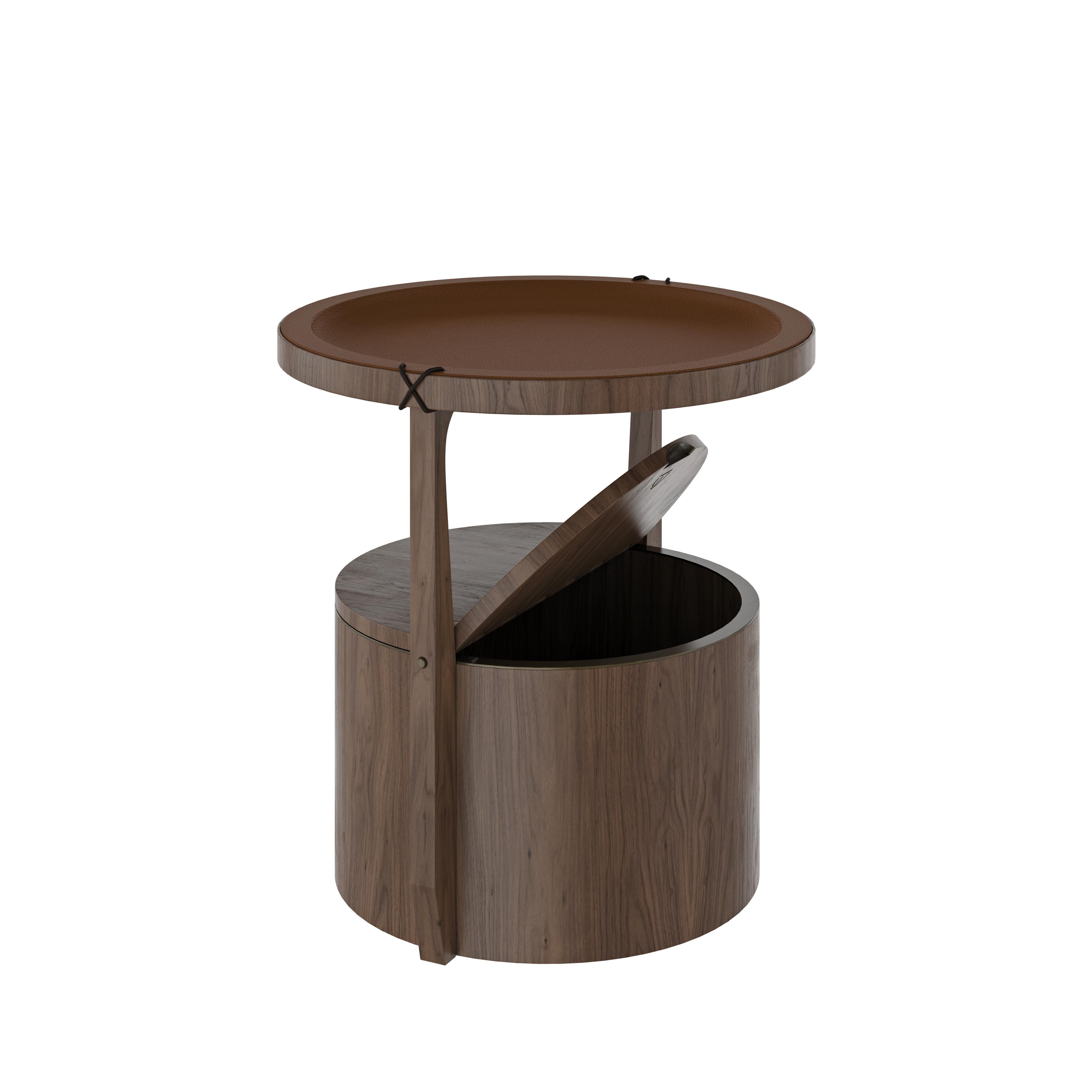 Noyer 21ème siècle Table d'appoint Burton en bois de noyer Fabriquée au Portugal par Wood Tailors en vente
