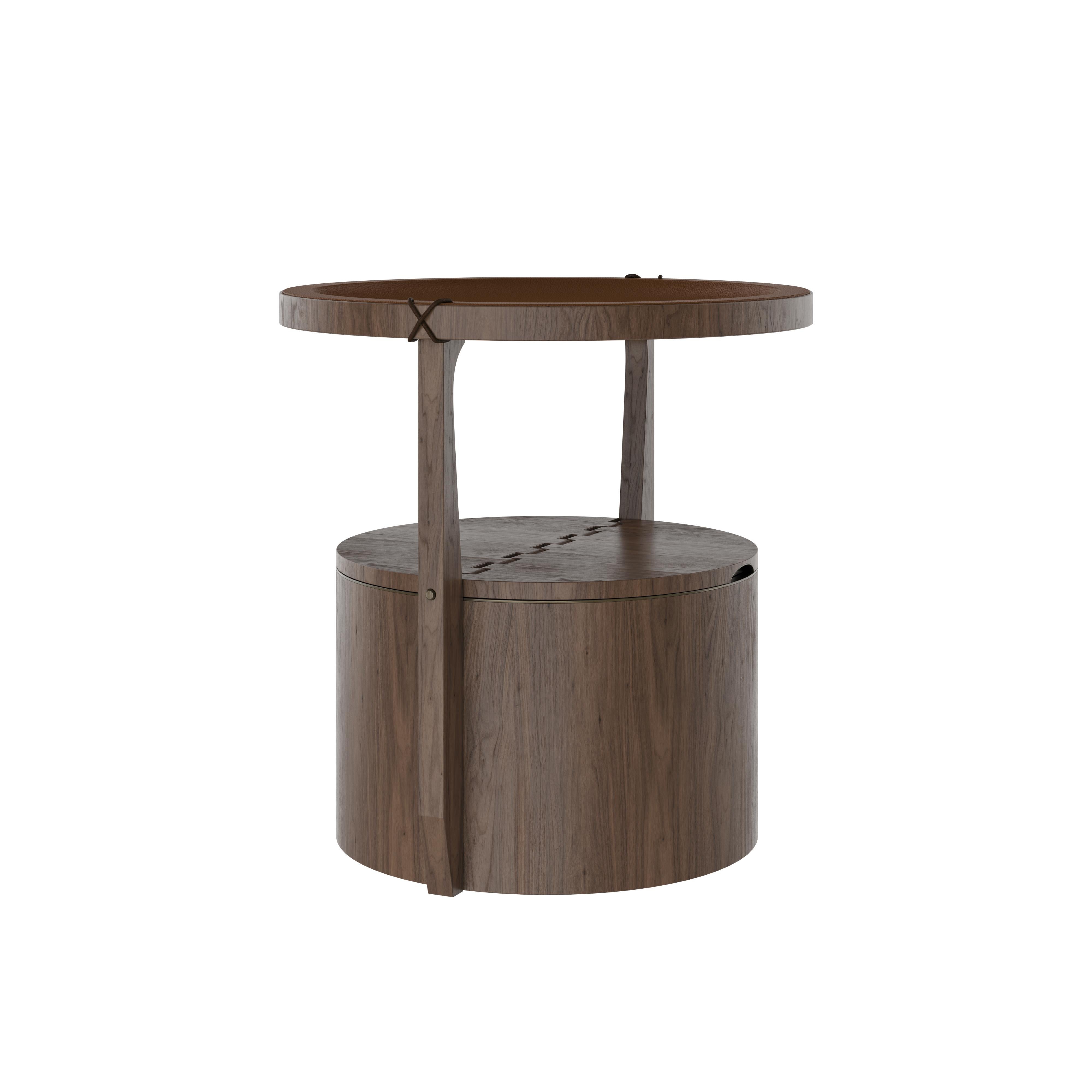 21ème siècle Table d'appoint Burton en bois de noyer Fabriquée au Portugal par Wood Tailors en vente 1