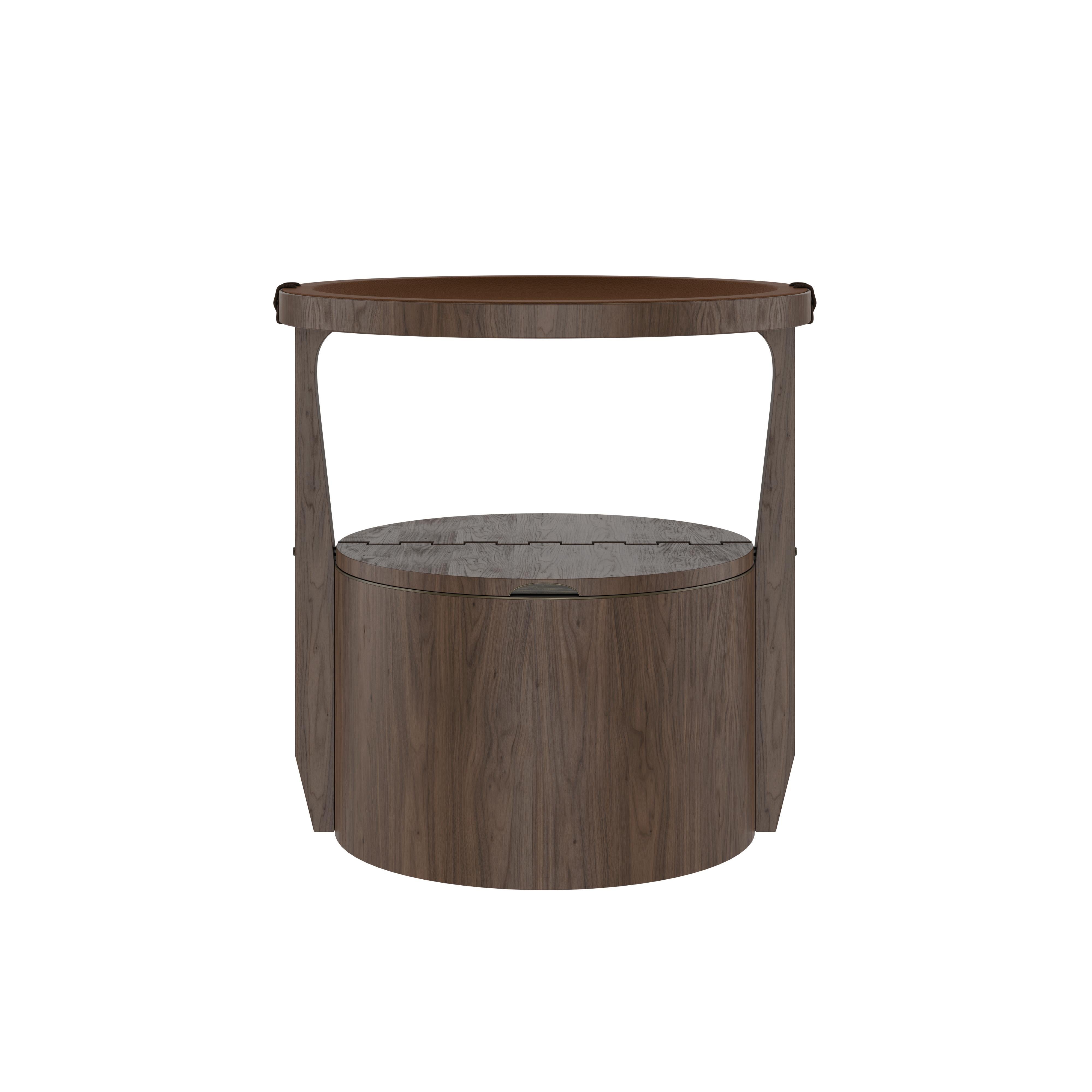 21ème siècle Table d'appoint Burton en bois de noyer Fabriquée au Portugal par Wood Tailors en vente 2