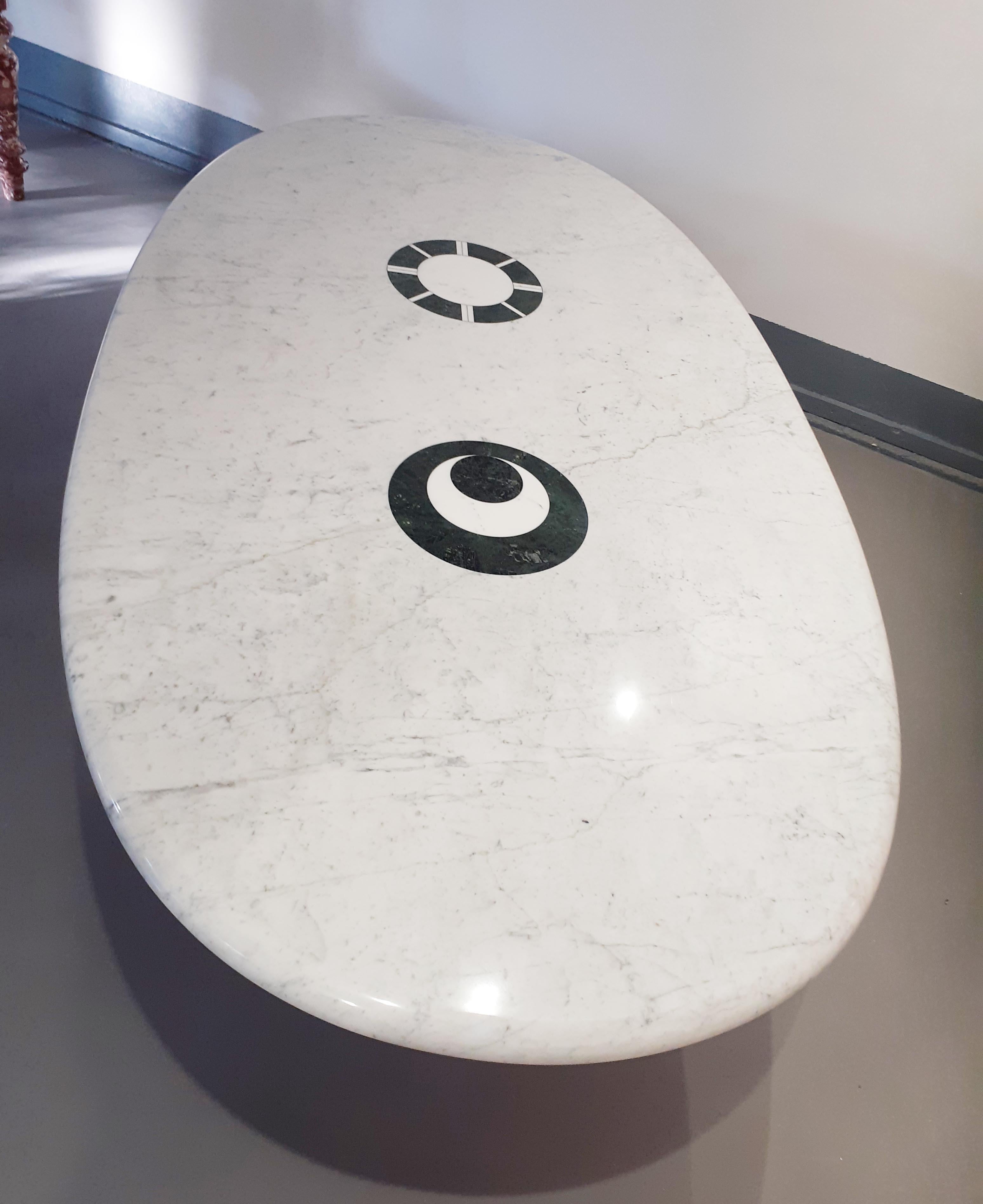 Marble table designed by Adolfo Natalini.
Marble table with polychrome inlay in white and green marble
Size: cm. 200 x 110 x 73 H.
Materials: Bianco Carrara / Calacatta – Verde Alpi
Designed by: Adolfo Natalini.