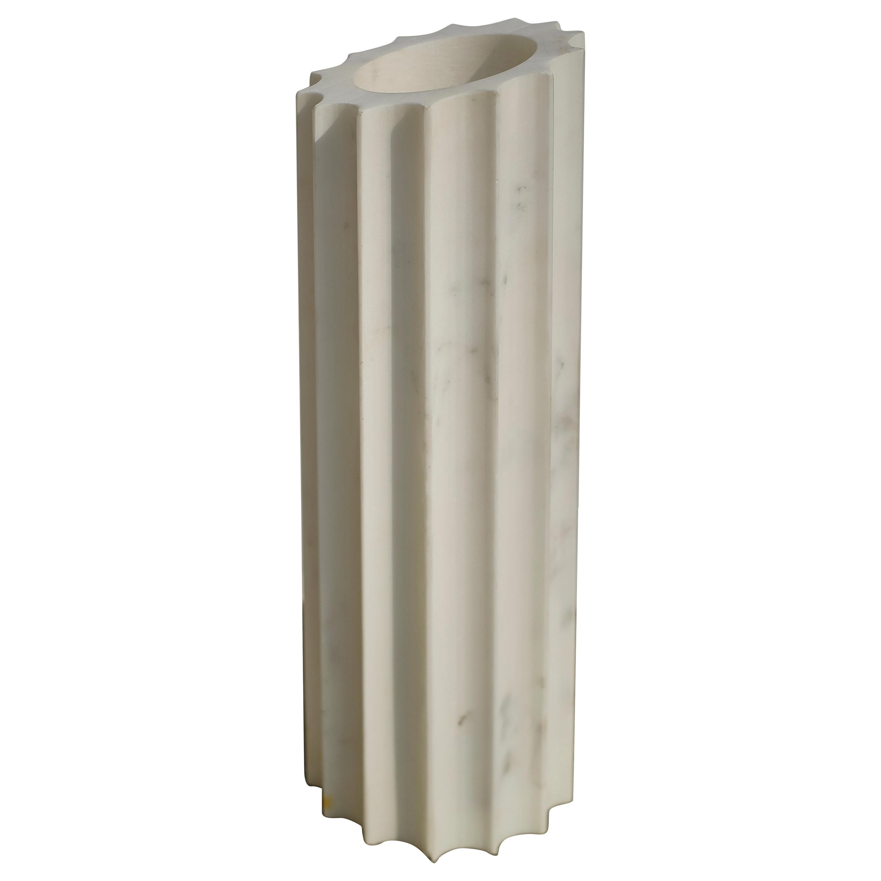 21. Jahrhundert von Arch. E. Mari „COLONNA“ Design Marmorskulptur-Vase, Tafelaufsatz aus Marmor, Tafelaufsatz