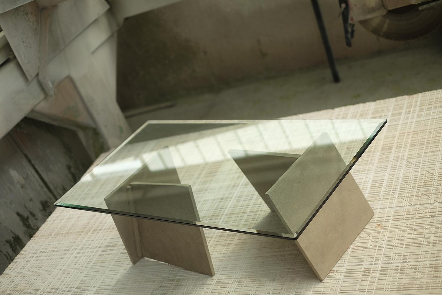 Table basse avec bases en marbre et plateau en cristal 