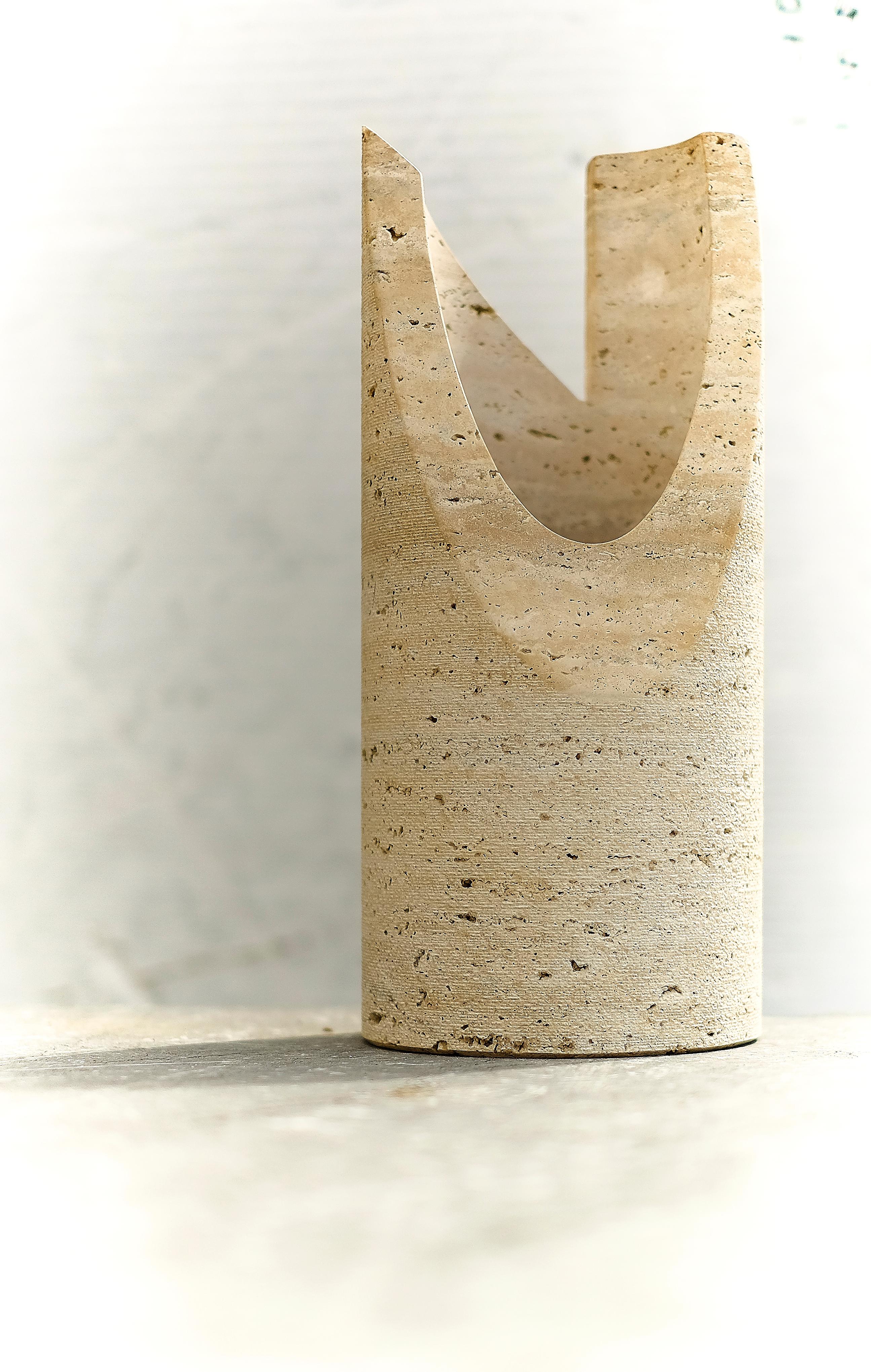 Marble vase PAROS AX designed by E.Mari
Size: Diameter cm. 16 x 30 height.
Materials: White Carrara / national travertine
Designed by: Enzo Mari.