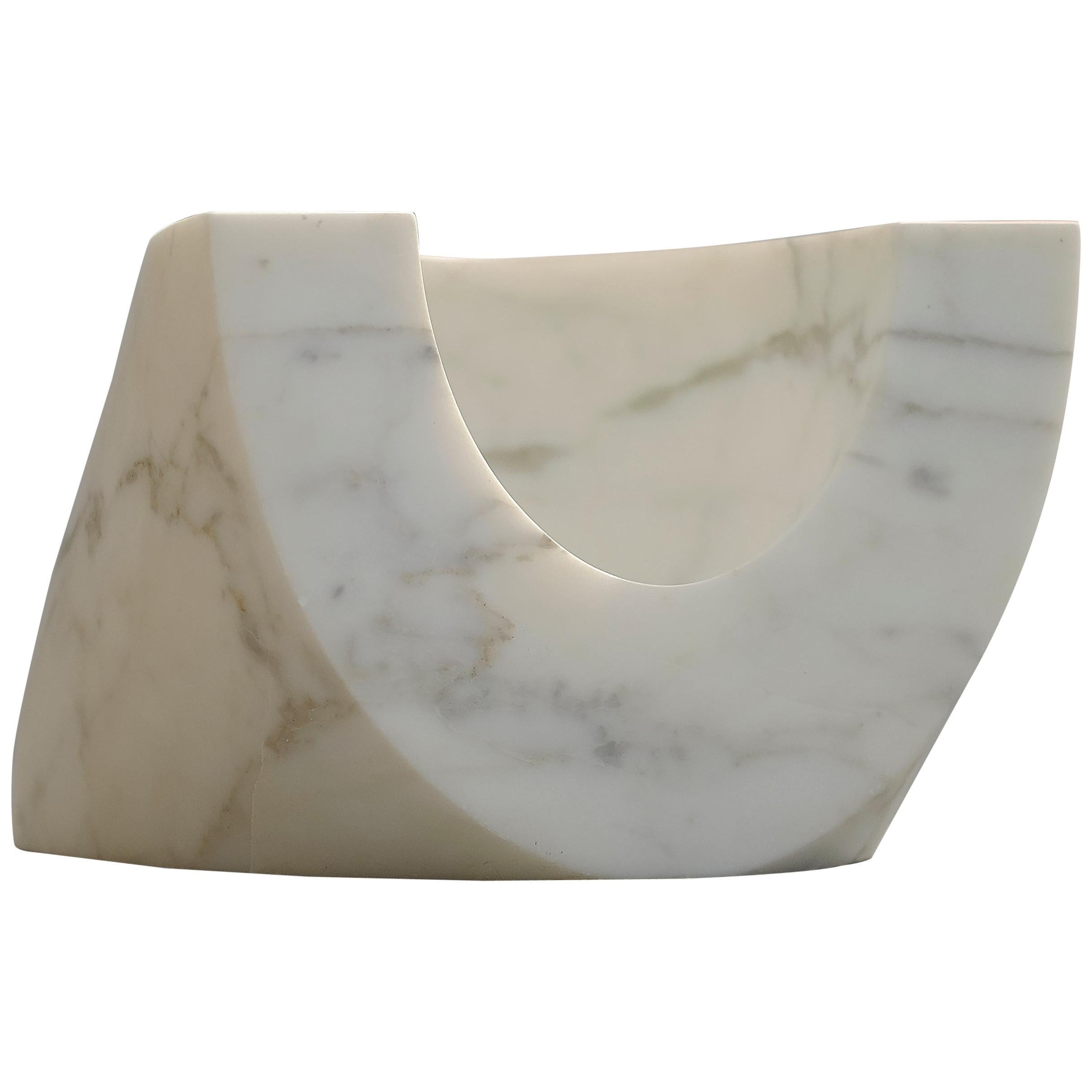 21. Jahrhundert von Arch. E. Mari: „PAROS B“-Marmorskulptur-Vase, Tafelaufsatz im Angebot