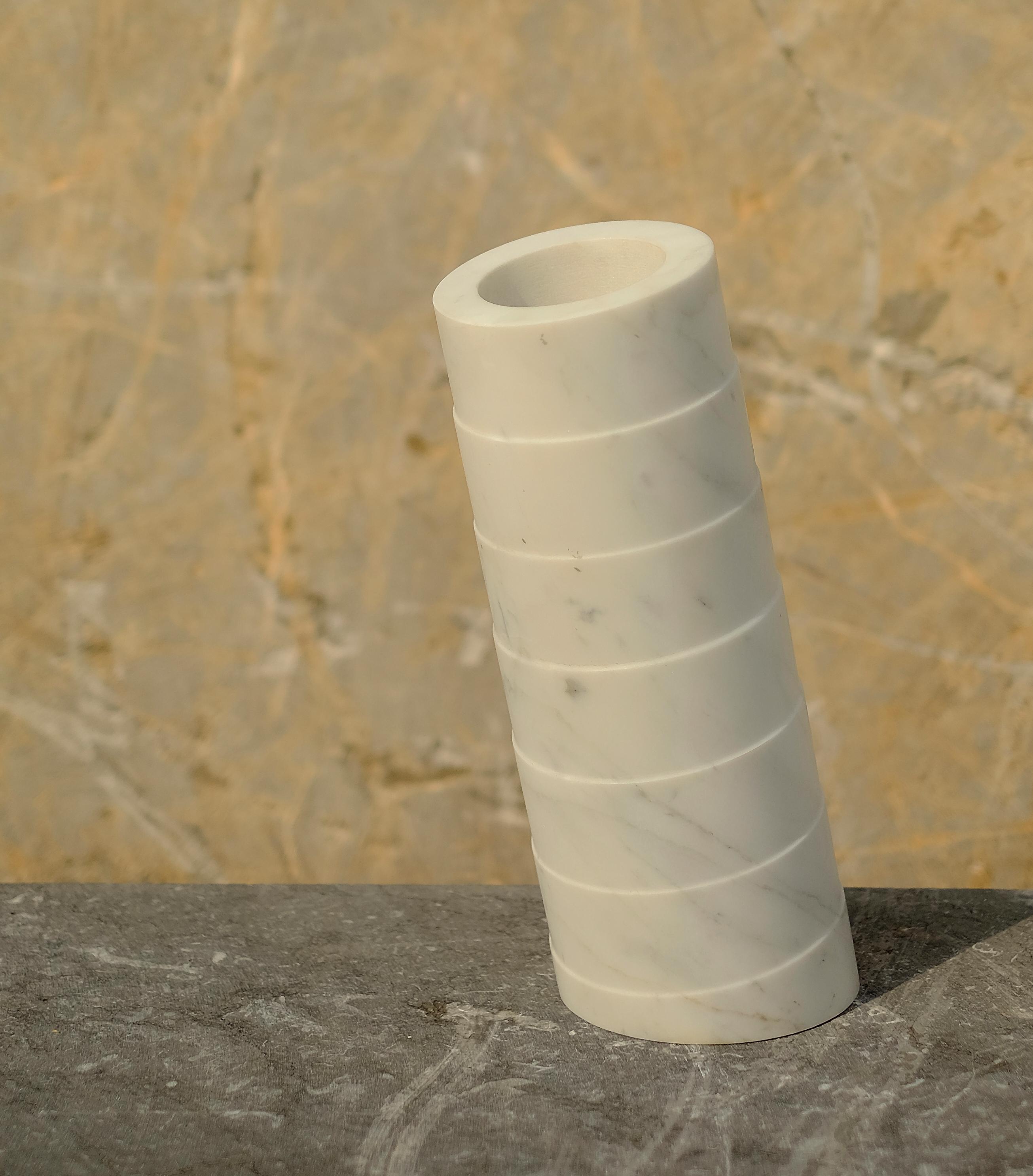 21. Jahrhundert von Arch. E. Mari „Torre““ Design Marmor-Skulptur Vase Tafelaufsatz (Handgefertigt) im Angebot